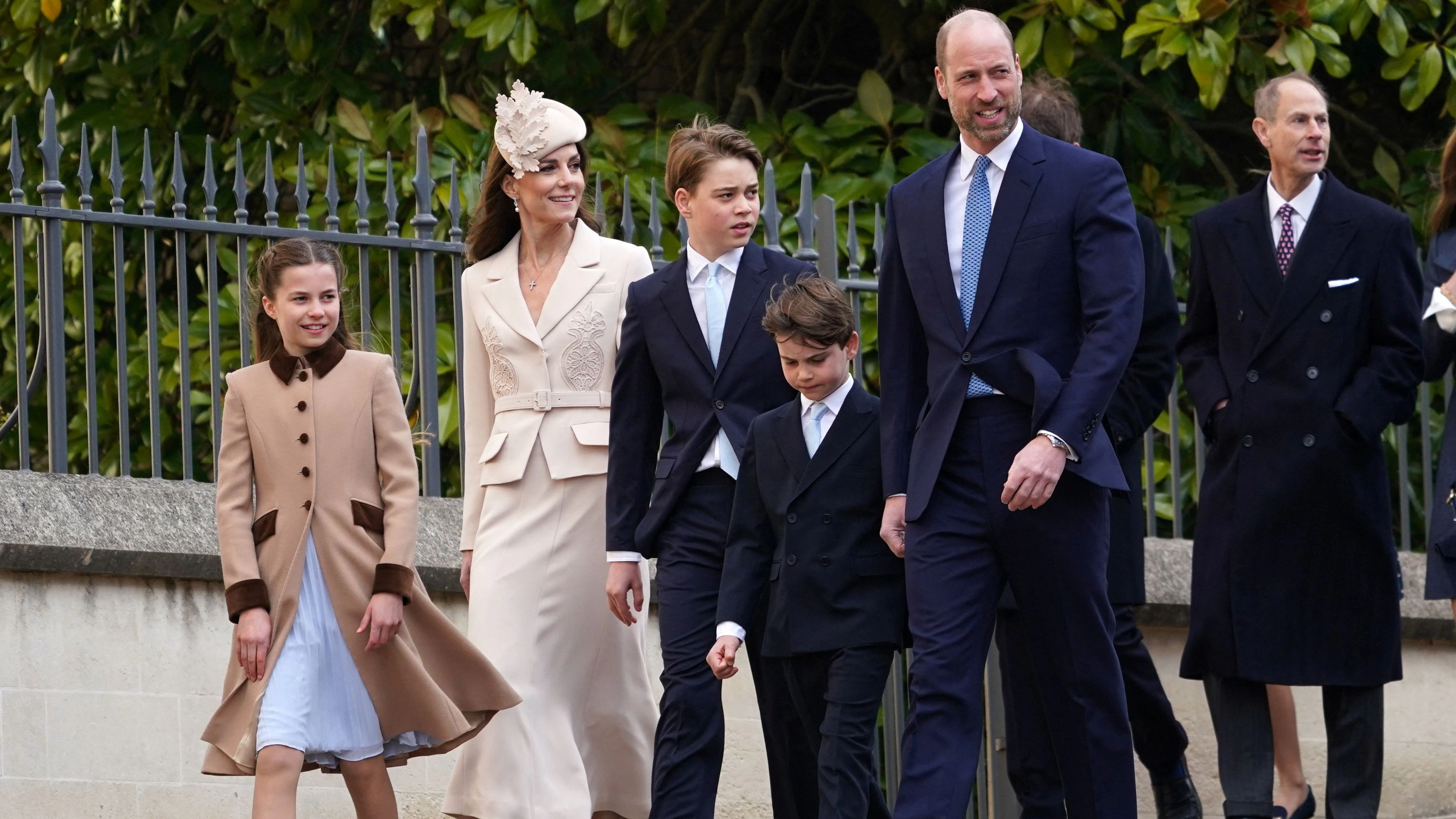 Prinzessin Charlotte, Prinzessin Kate, Prinz George, Prinz Louis, Prinz William und Prinz Edward (v.l.) treffen am Ostersonntag in der St. George's Chapel in Windsor, um am Ostergottesdienst teilzunehmen. 