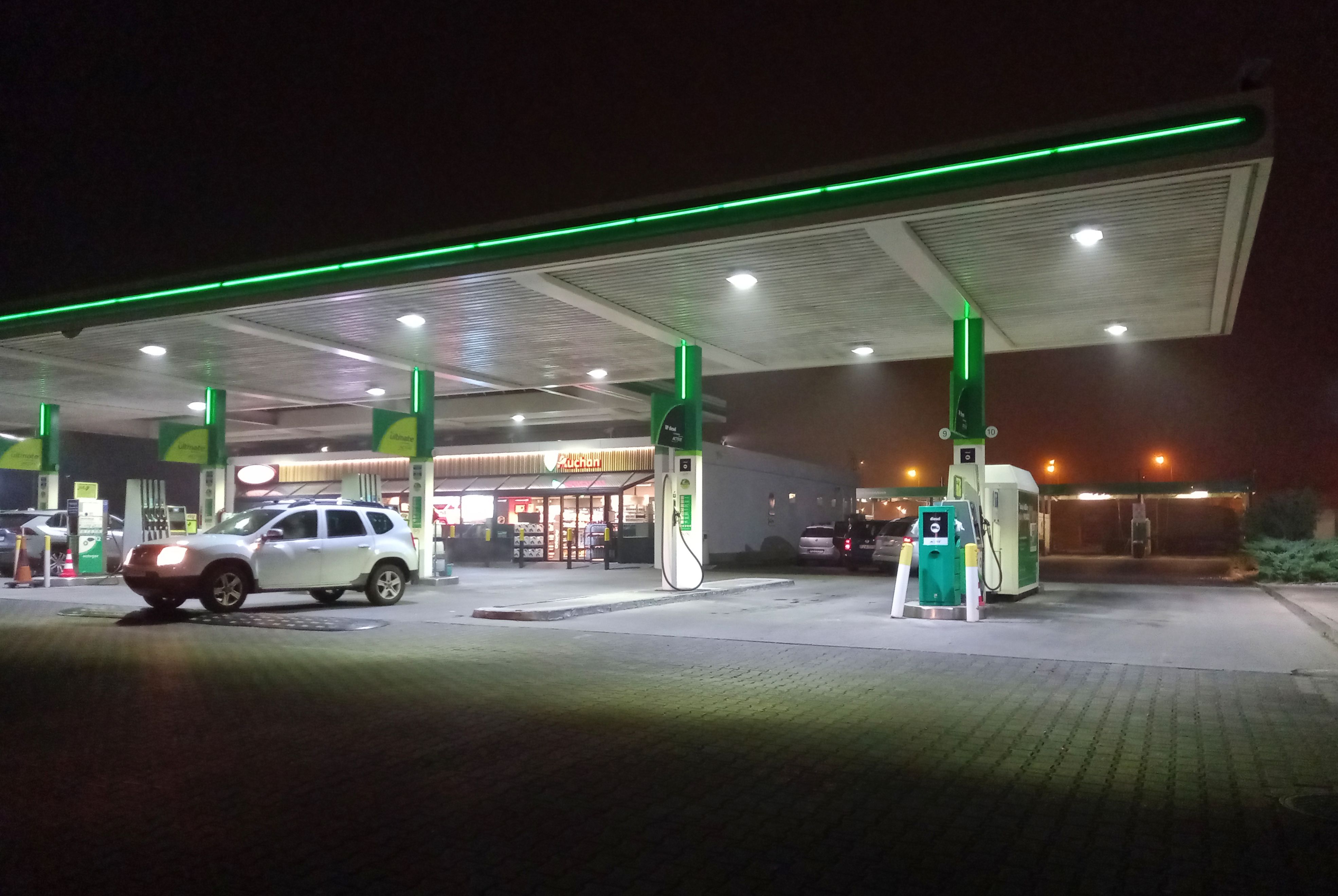 Ein unbekannter Täter bedrohte eine Mitarbeiterin und flüchtete nach Gegenwehr ohne Beute.