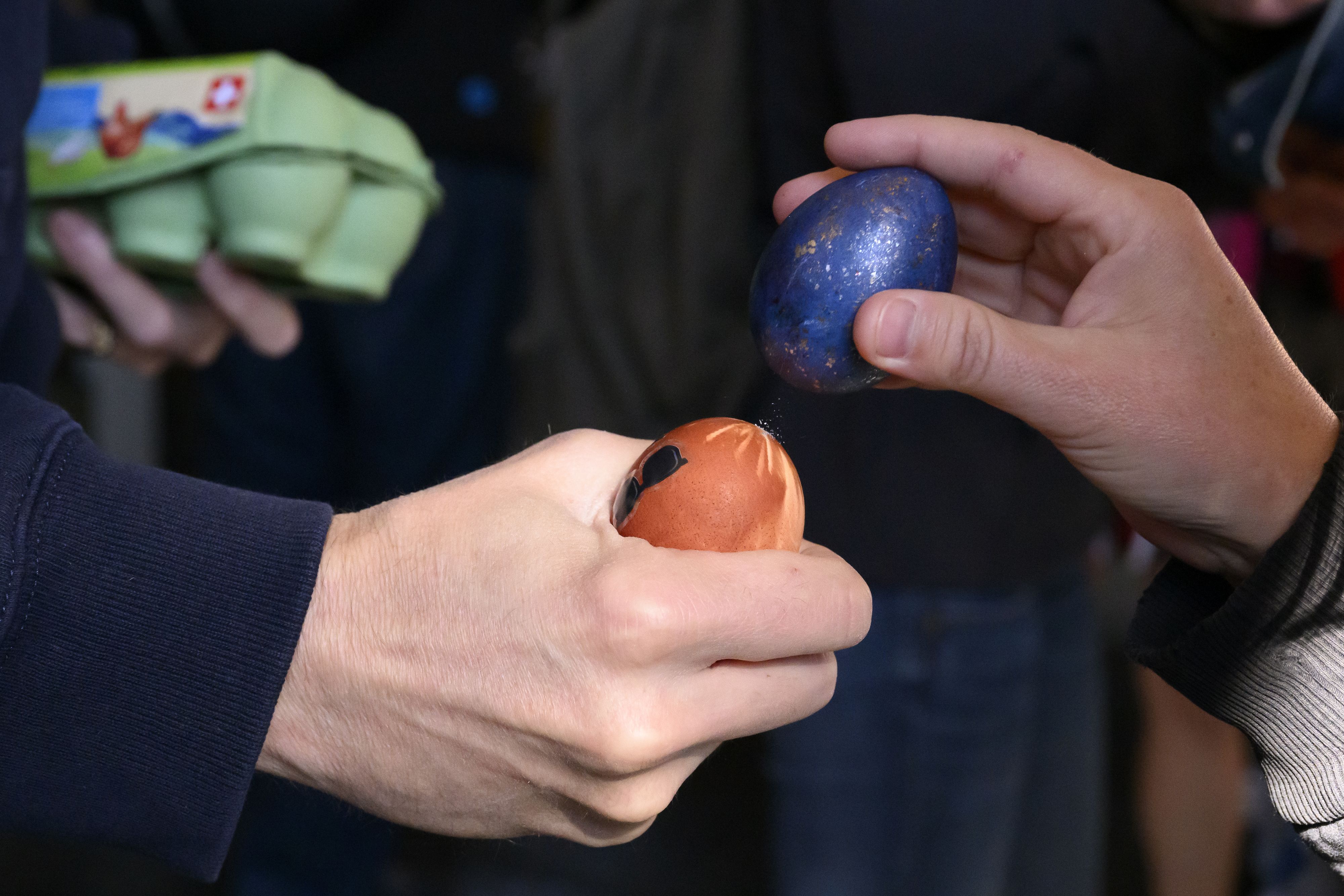 Ob am Ostersonntag im Familienkreis oder beim Wettbewerb im Freundeskreis – Eierpecken gehört zu Ostern einfach dazu.