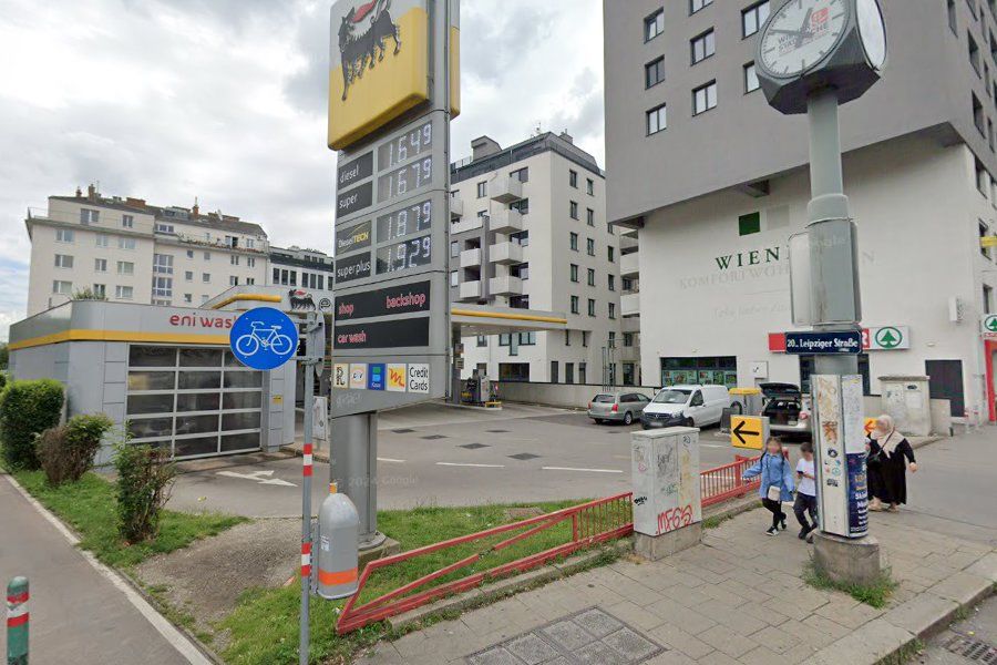 Ein Bild aus besseren Zeiten. Die Eni-Tankstelle in der Brigittenau mit normalen Preisen unter 2 Euro an der Zapfsäule für Diesel und Benzin.
