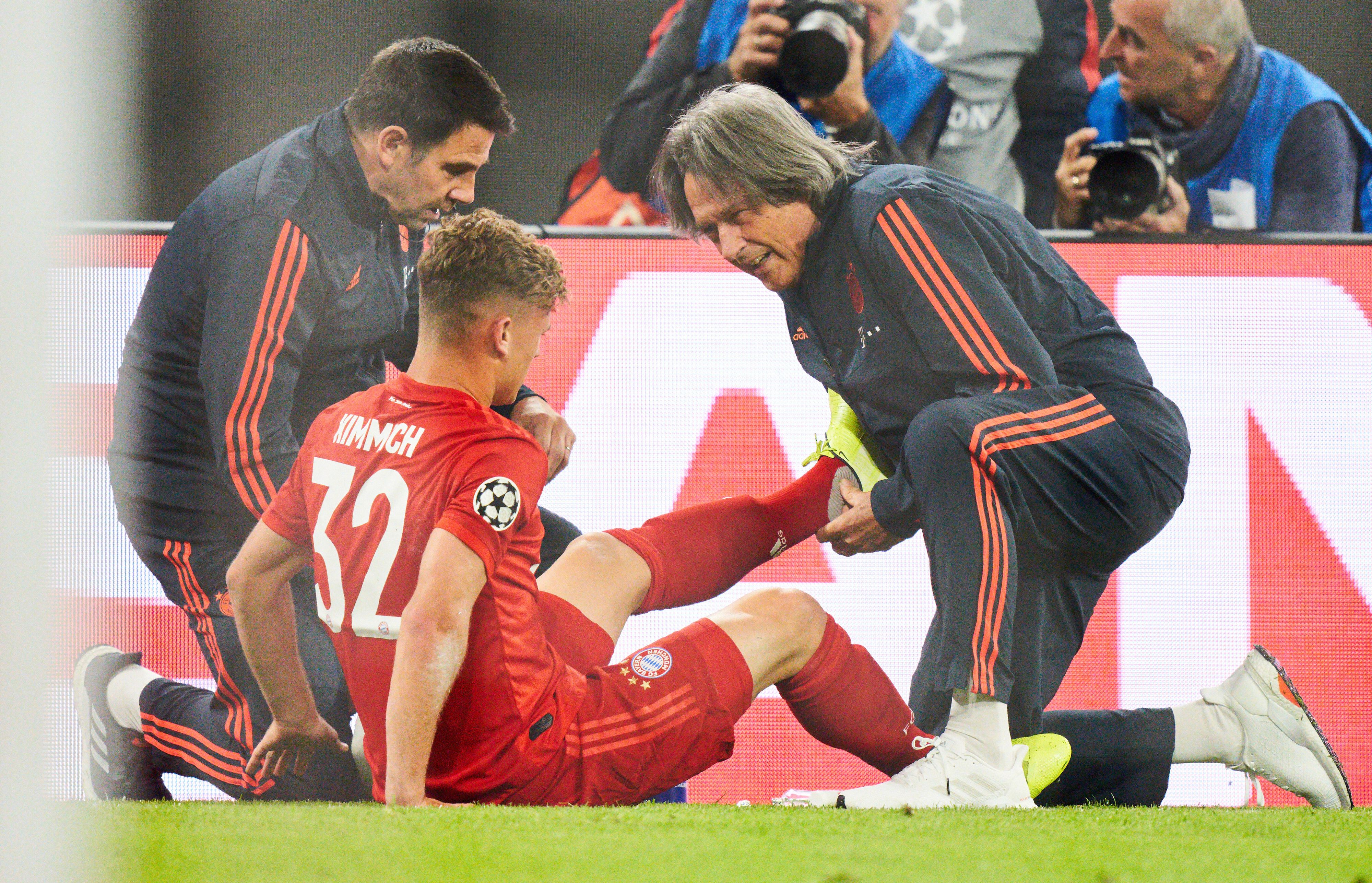 Müller-Wohlfahrt bei der Benandlung von Joshua Kimmich. 