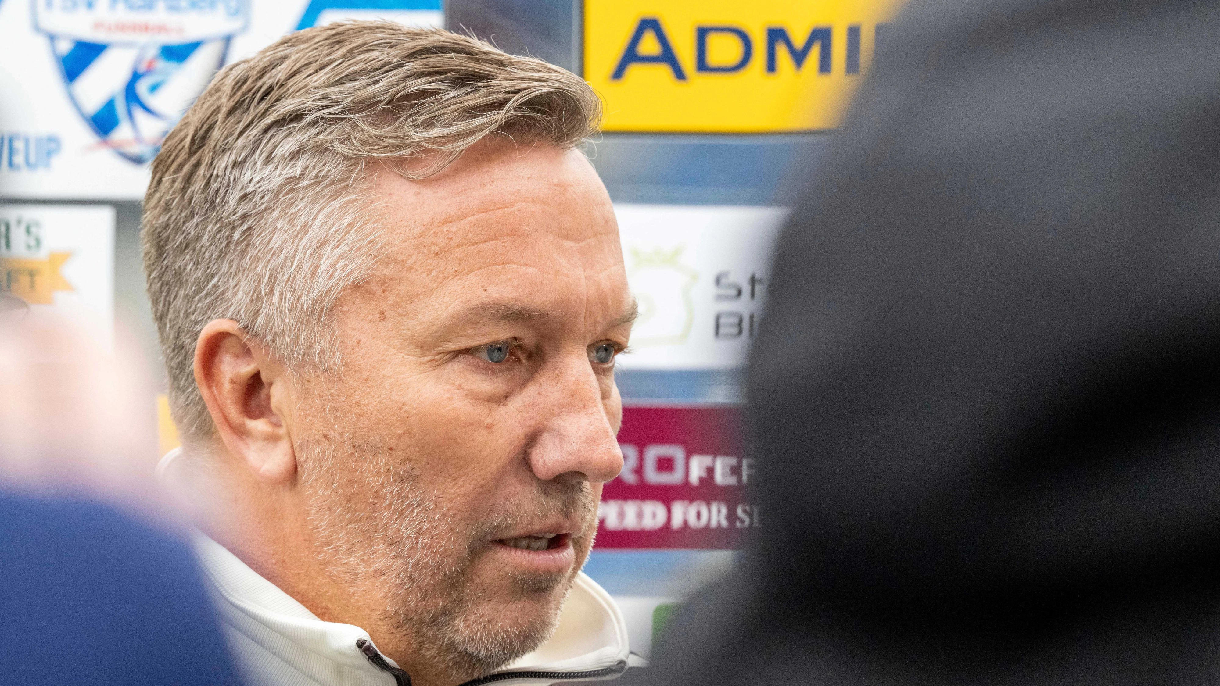 Heute.at - Geld-Chaos in Hartberg – Trainer Schmid vor Aus?