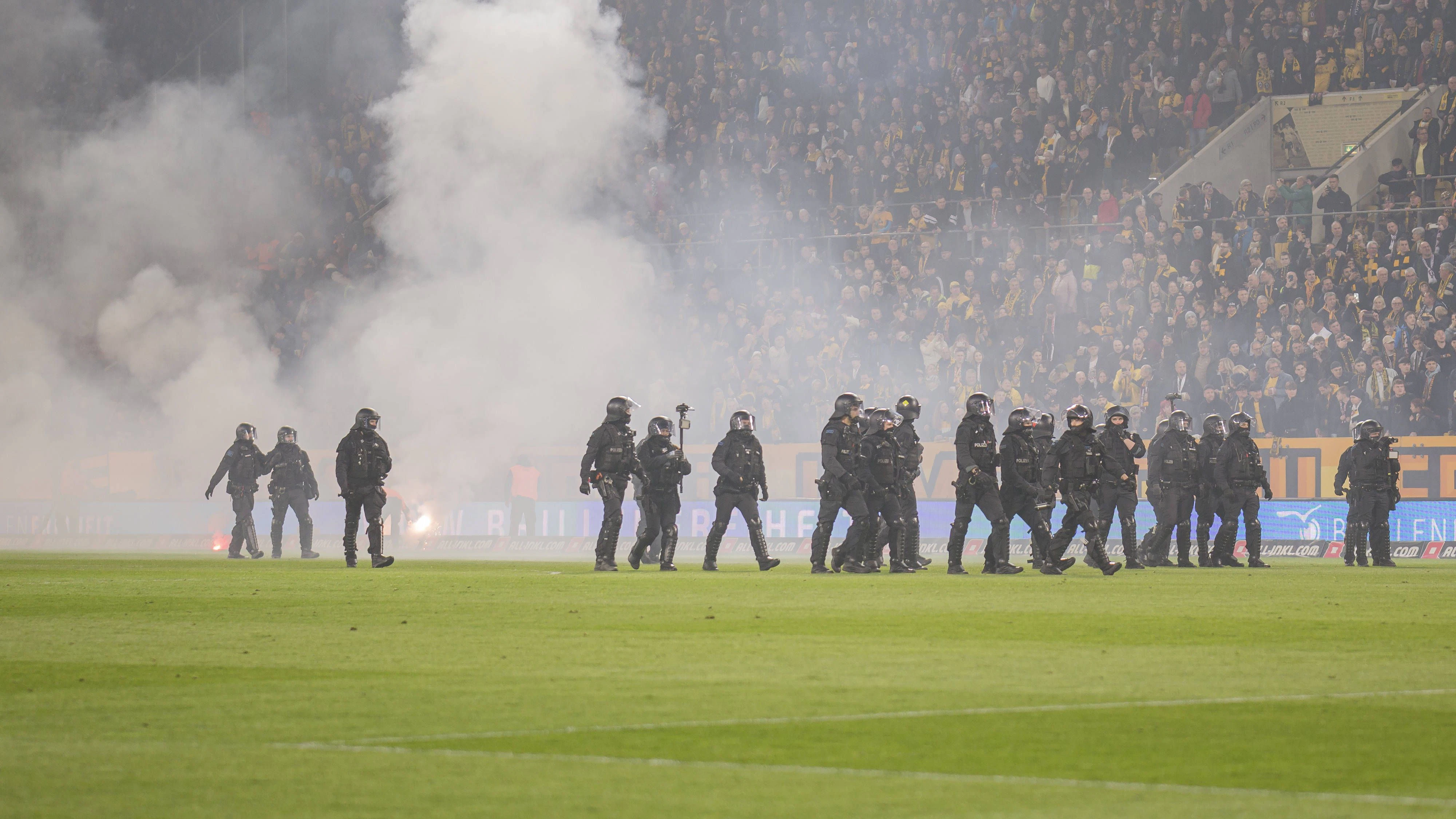 Ein Pyro-Skandal überschattete das Spiel zwischen Hertha BSC und Dynamo Dresden. 