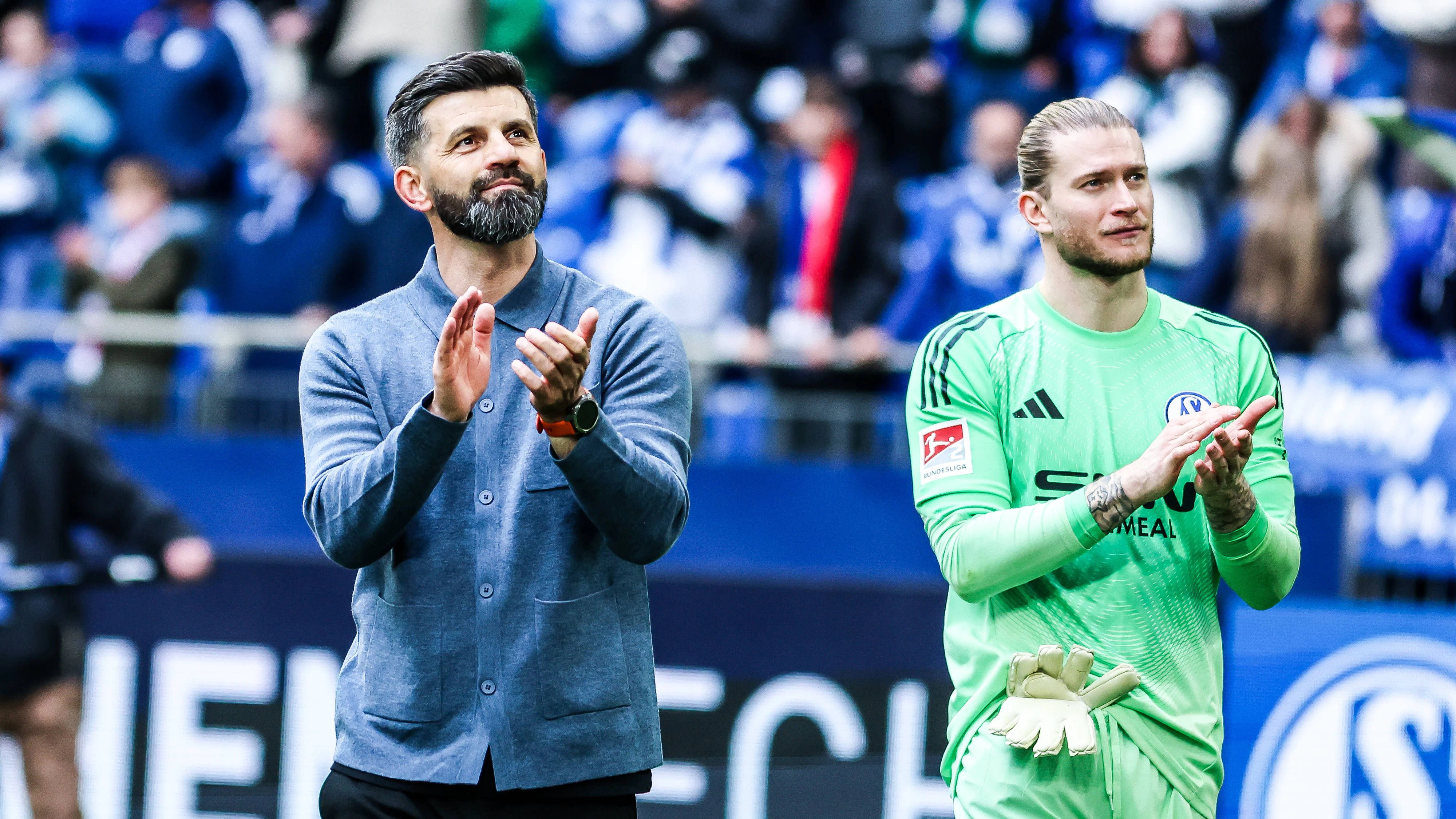 Miron Muslic feiert mit Loris Karius den Dreier. 