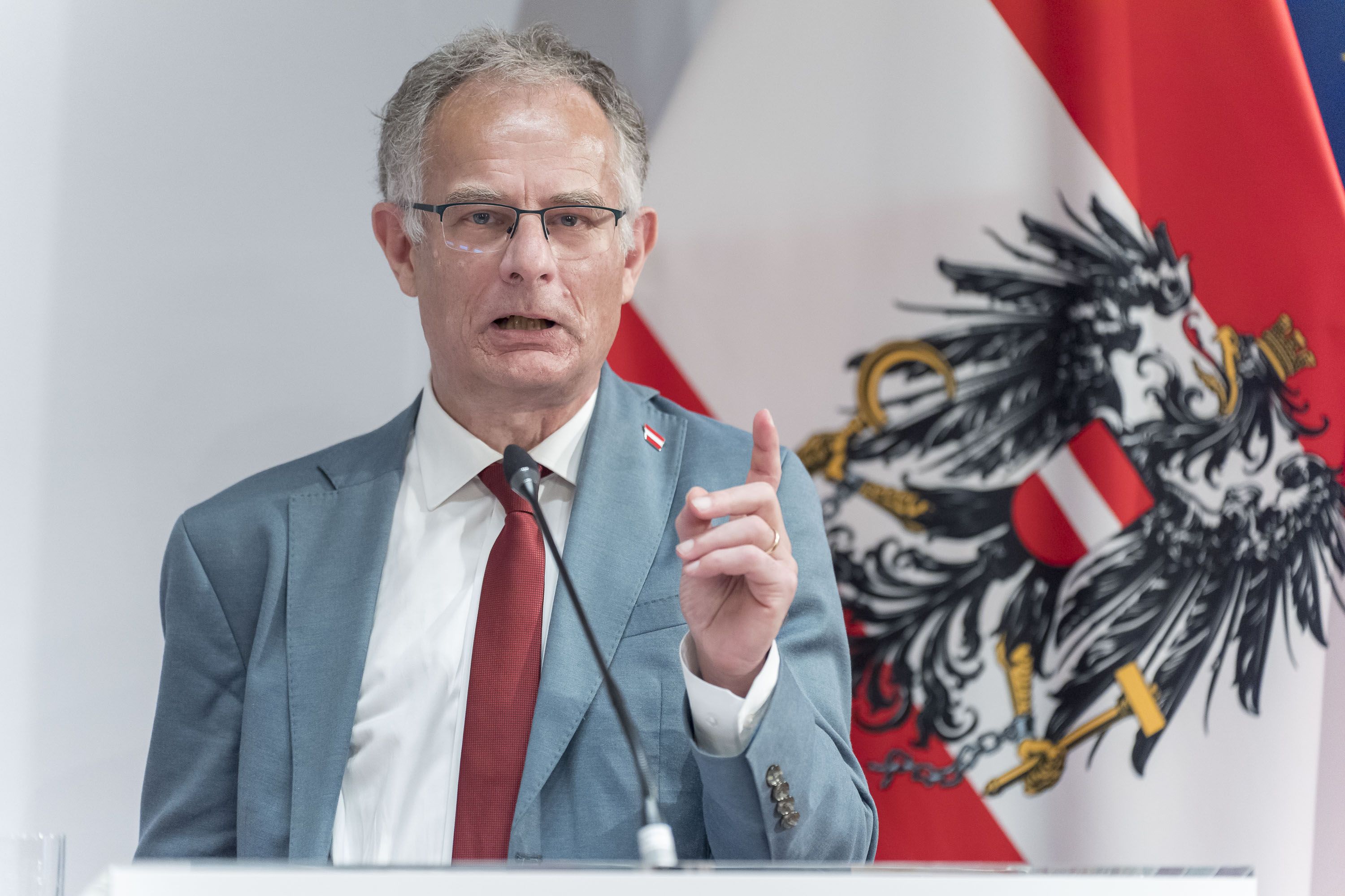 Betrüger geben sich im Netz als Finanzminister Marterbauer aus und locken mit falschen Geldversprechen.