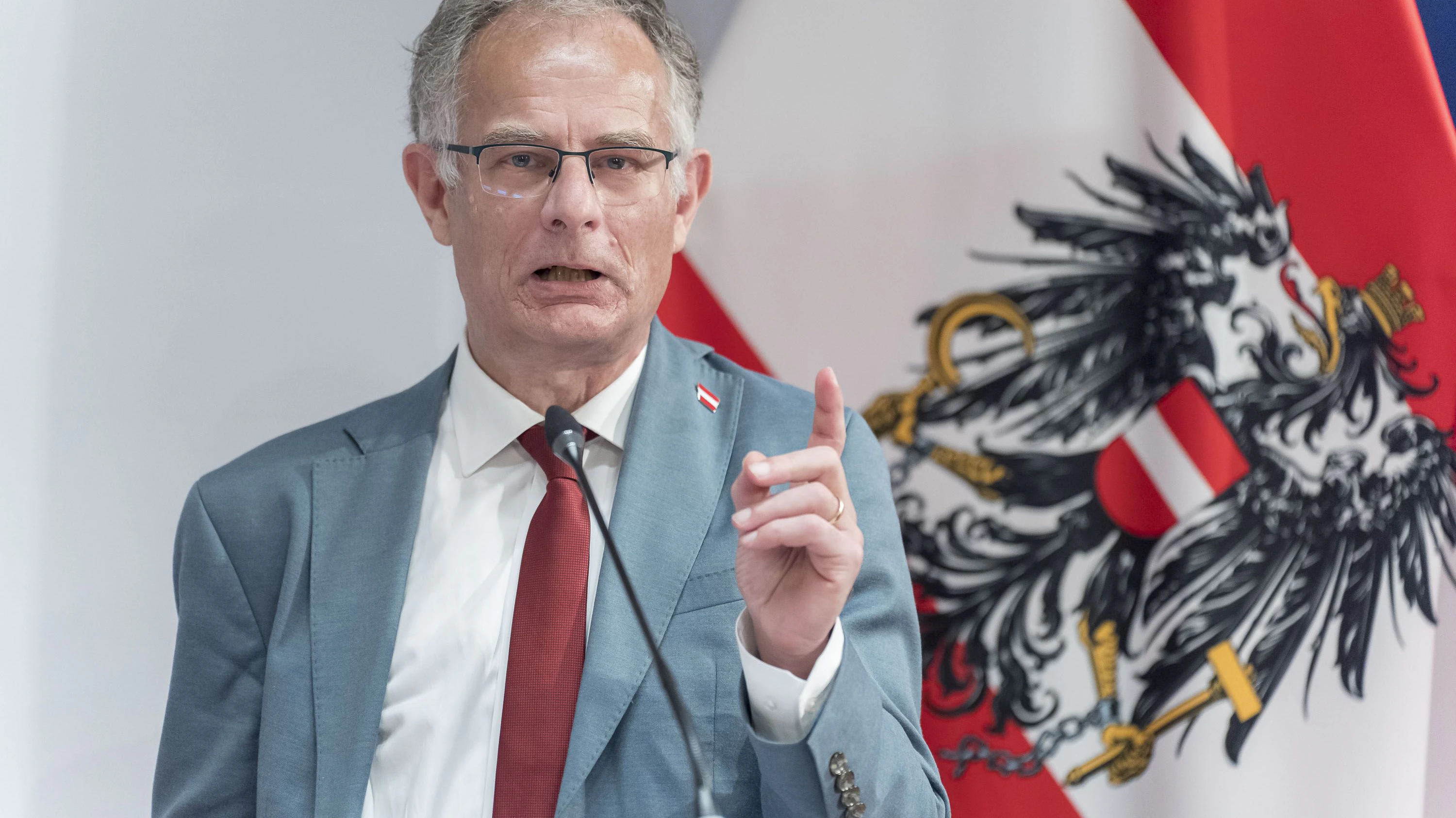 Streng: Minister Marterbauer schiebt Steuerbetrug einen Riegel vor.