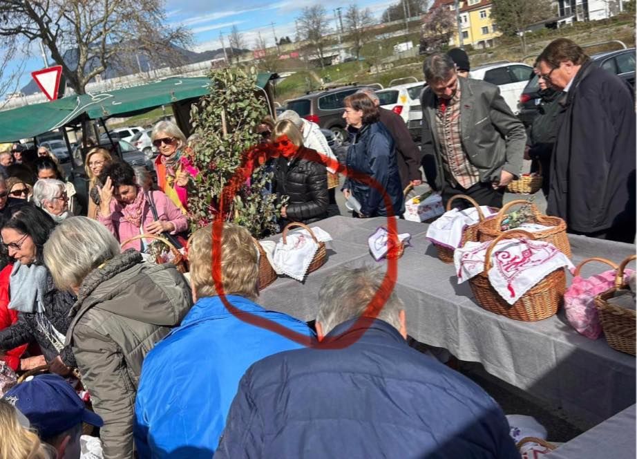 Bei der Fleischweihe am Villacher Wochenmarkt stehen zahlreiche Körbe – genau hier verschwand der gesuchte Osterkorb (rot markiert).