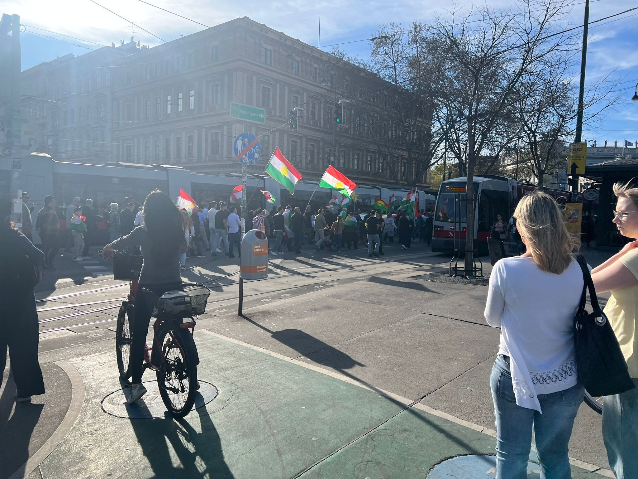 Heute.at - Hunderte Teilnehmer – Kurden-Demo zieht durch City
