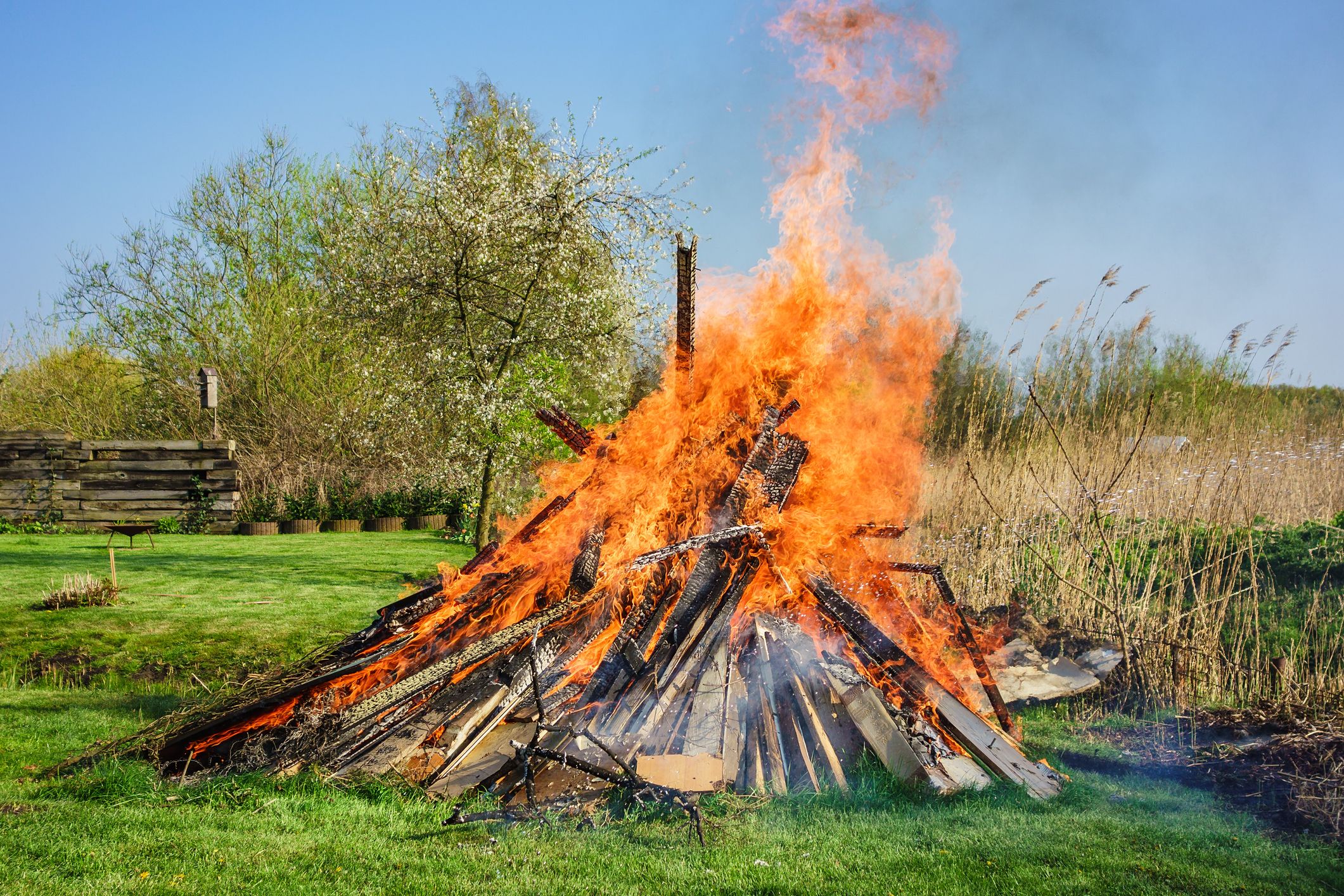 Heute.at - Funkenflug! Bei Osterfeuer steht Dachstuhl in Brand