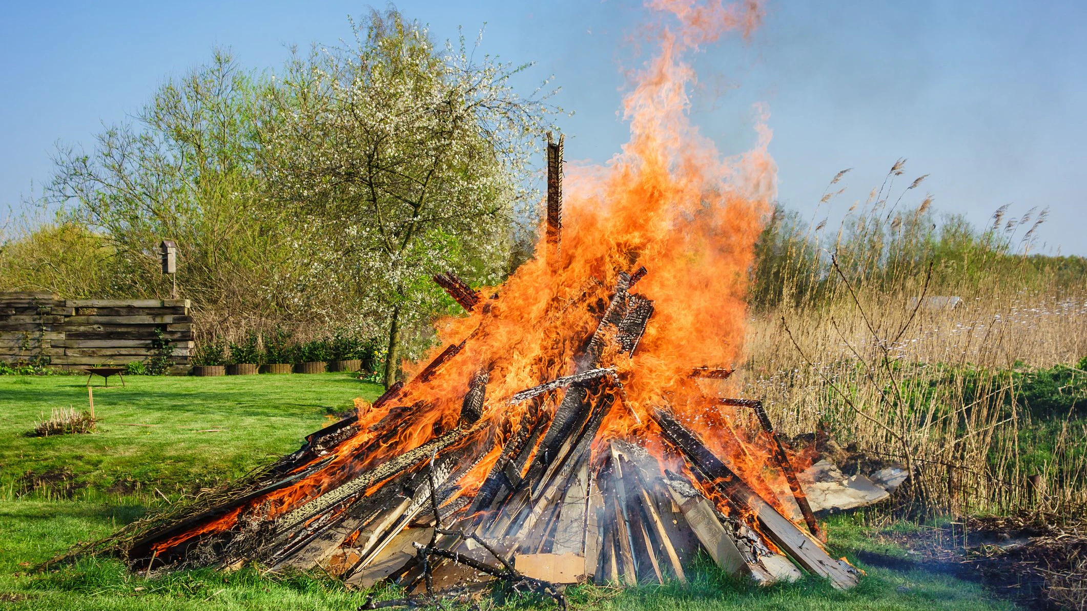 Heute.at - Funkenflug! Bei Osterfeuer steht Dachstuhl in Brand