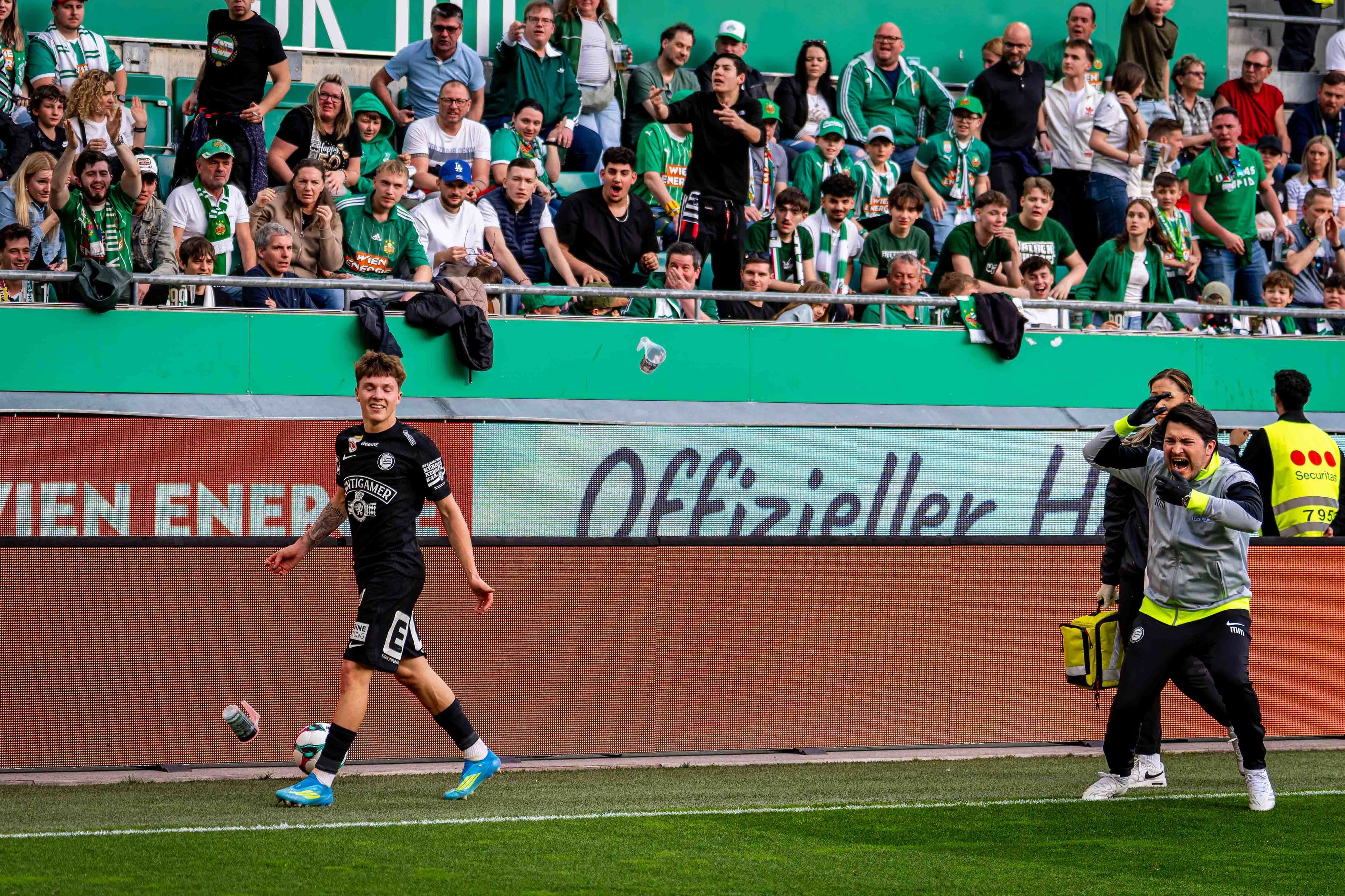Filip Rozga bei seiner Auswechslung, als die Becher flogen. 