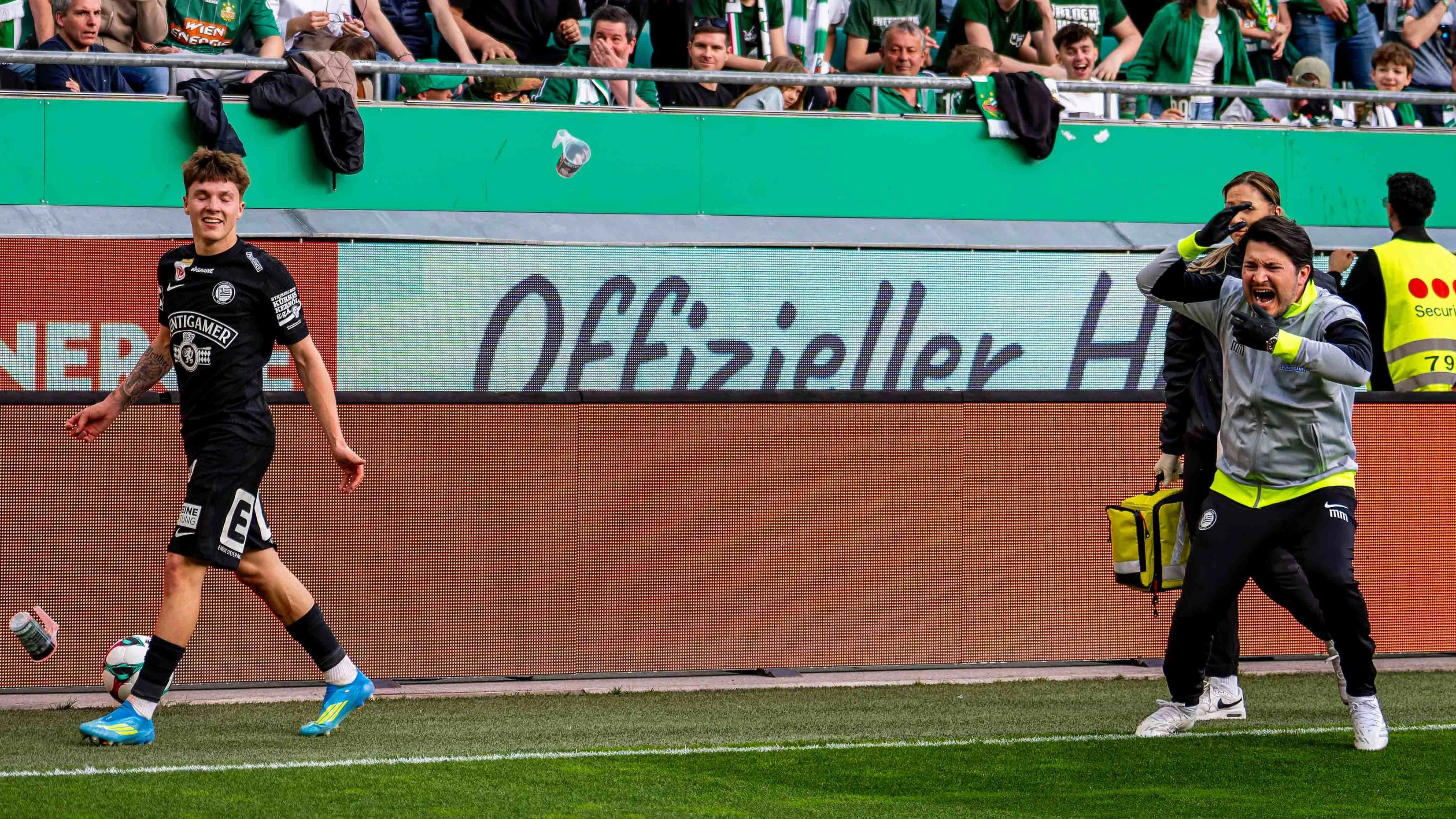 Heute.at - Rapid-Chaoten sorgen für Becher-Eklat bei Topspiel