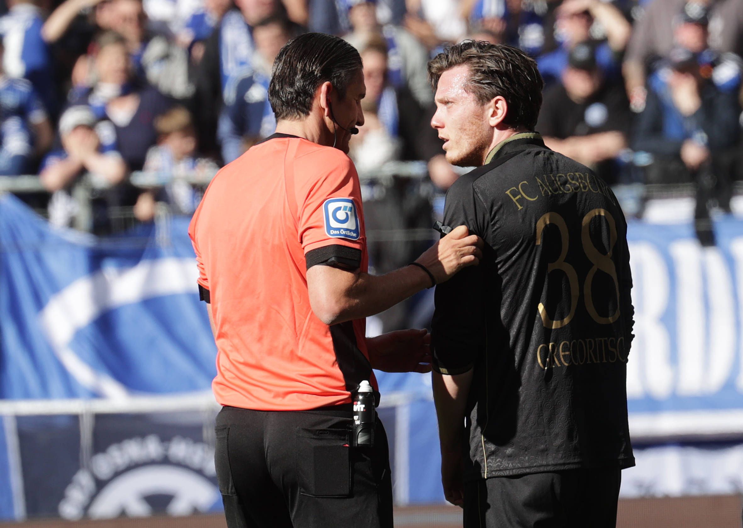 Michael Gregortisch im Gespräch mit Schiedsrichter Deniz Aytekin. 