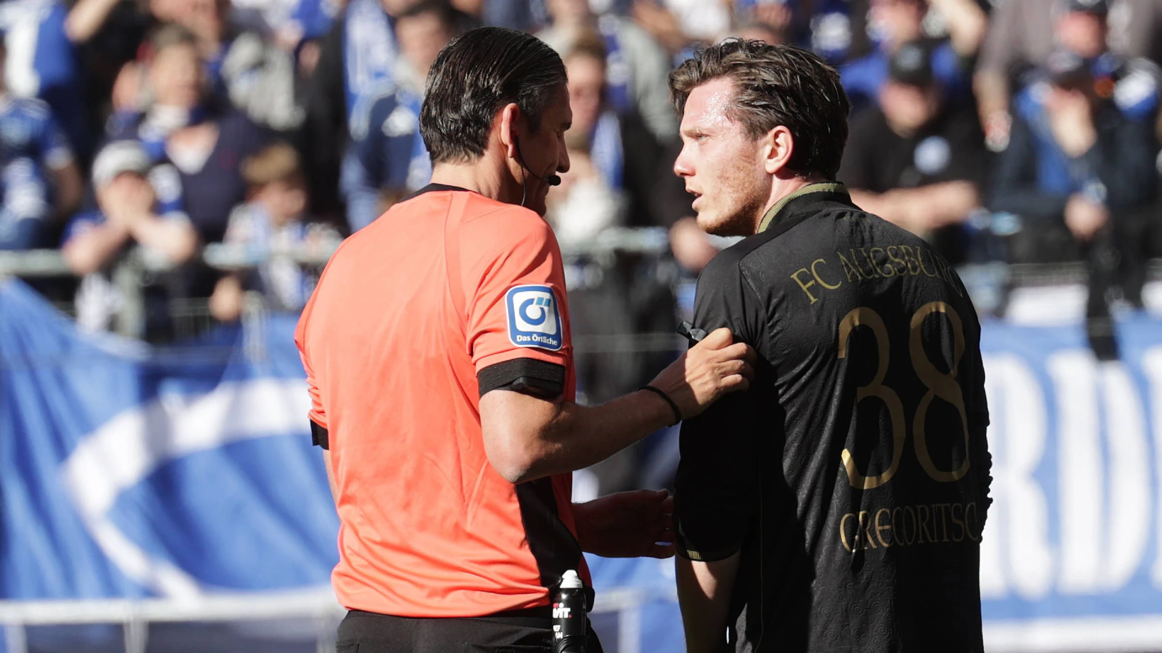 Michael Gregortisch im Gespräch mit Schiedsrichter Deniz Aytekin. 