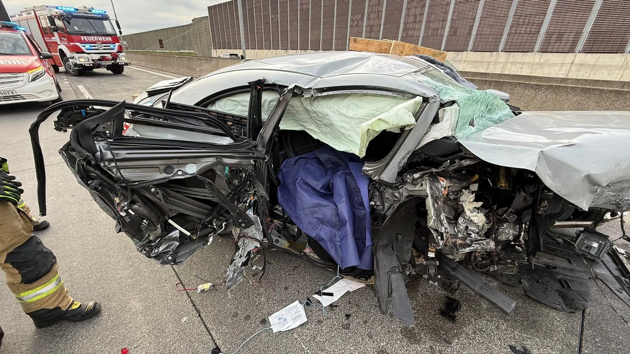 Heute.at - Ein Todesopfer: Pkw kracht bei Tunnel in Anpralldämpfer