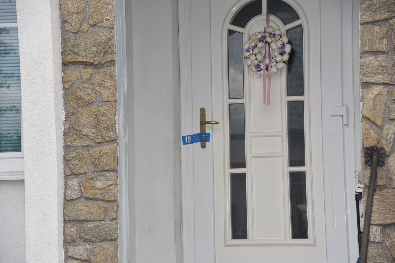 Bluttat in Sooß im Bezirk Baden: Die Ermittlungen von Polizei und Staatsanwaltschaft dauern an.