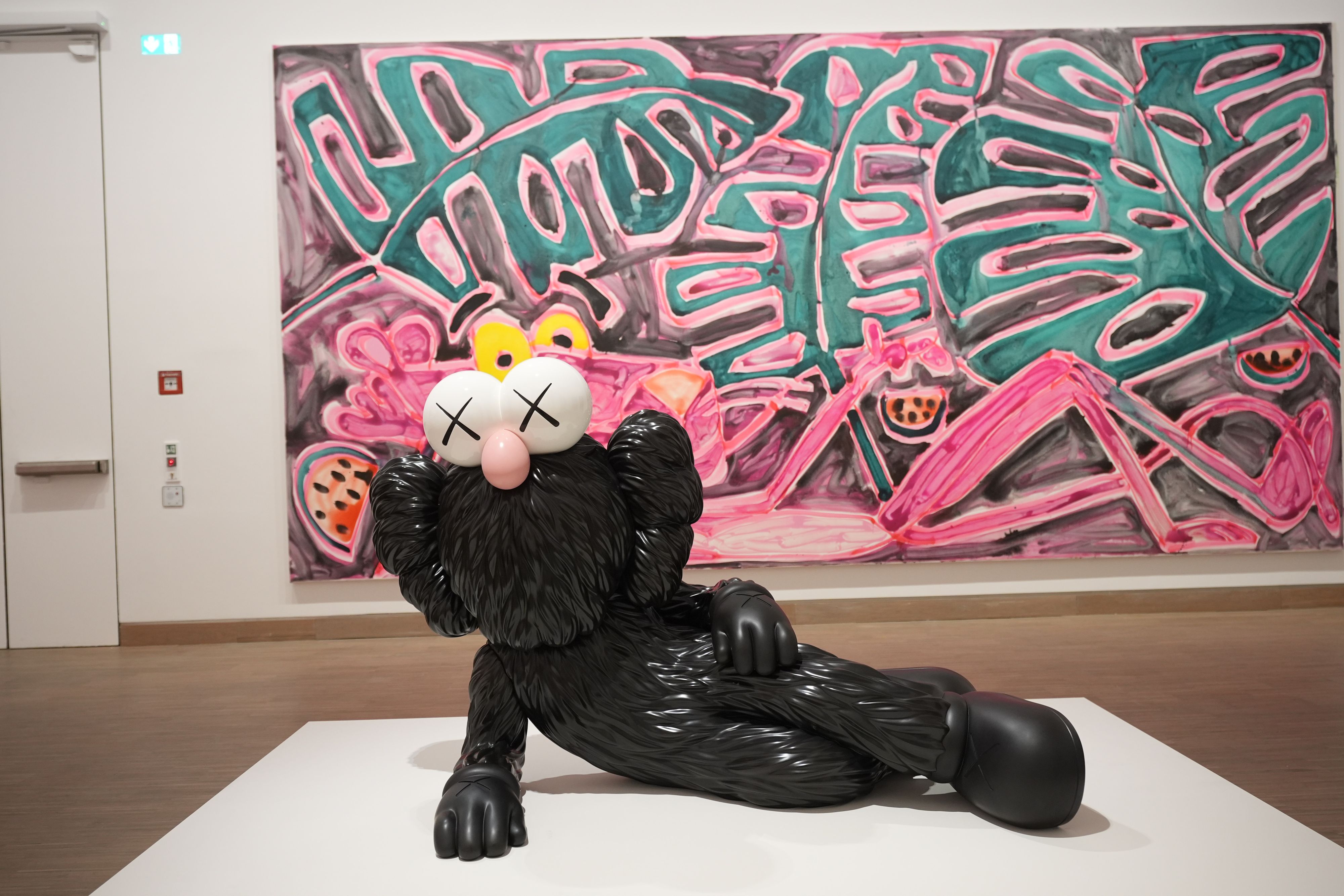 KAWS vereint Street Art mit Popkultur, nimmt liebenswerte Figuren und verleiht ihnen eine Portion Totenkopf-Magie. Die neue Ausstellung in der Albertina Modern steht ganz in seinem Zeichen.