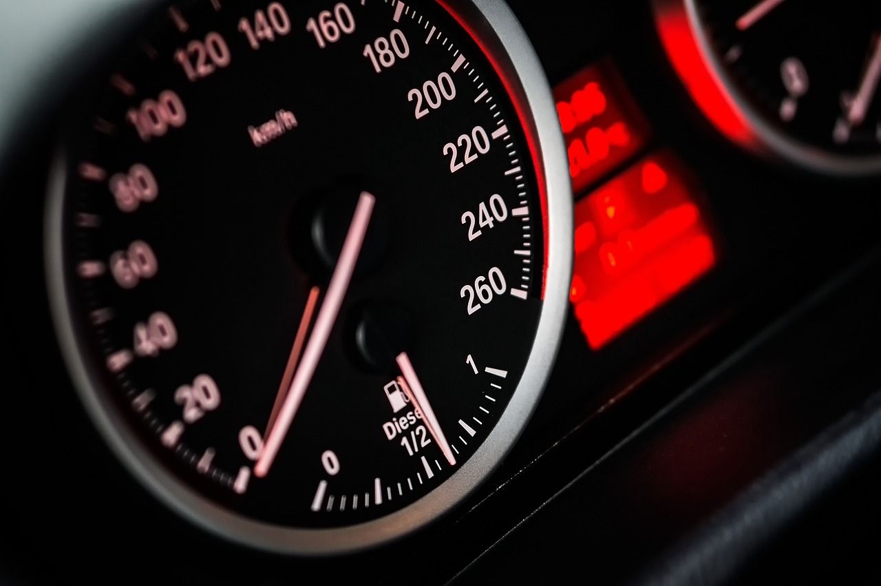 Tachometer: Geschwindigkeitsmesser im Auto