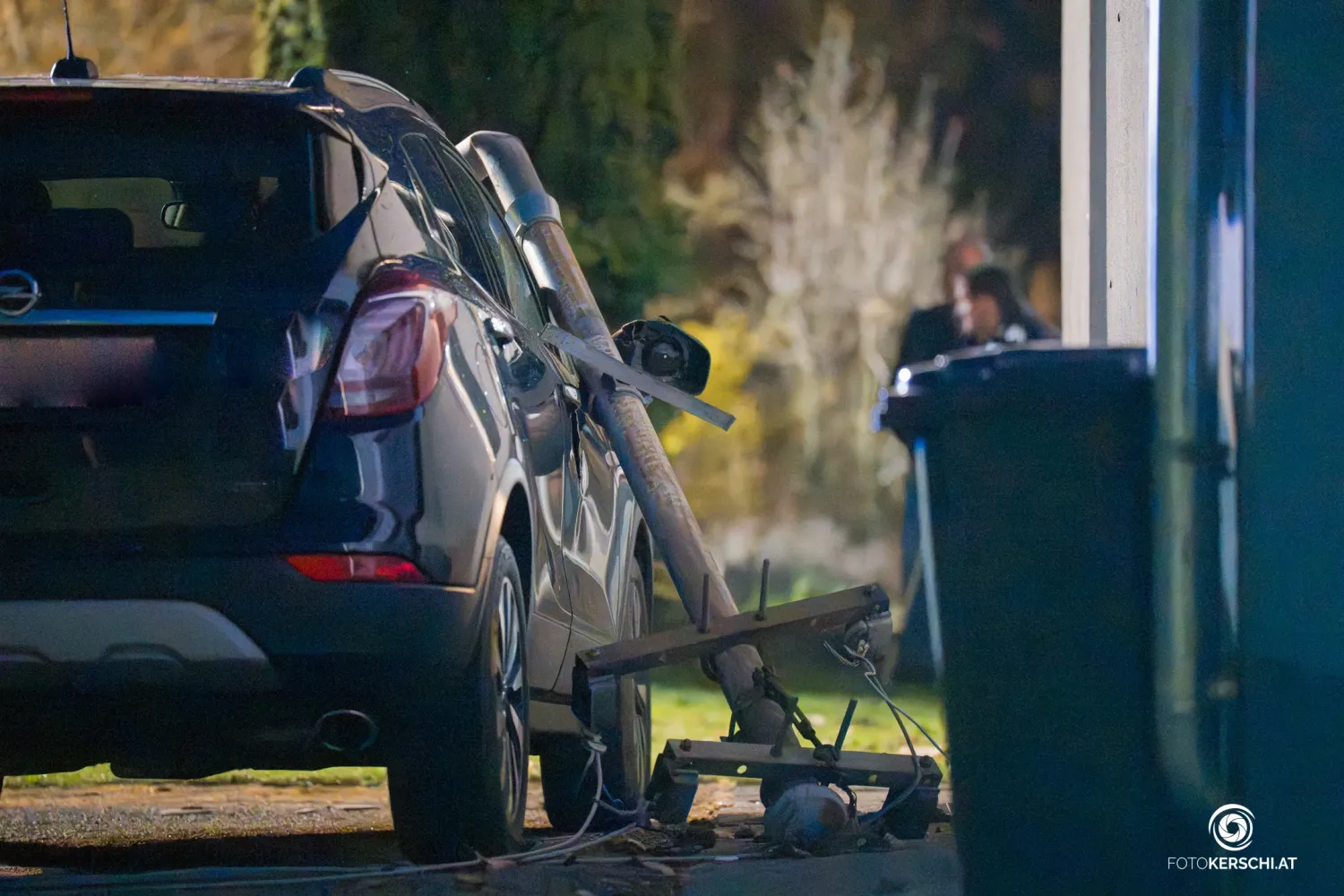 In Oberneukirchen (Bez. Urfahr-Umgebung) kam es wegen eines umgestürzten Baumes zu Schäden.