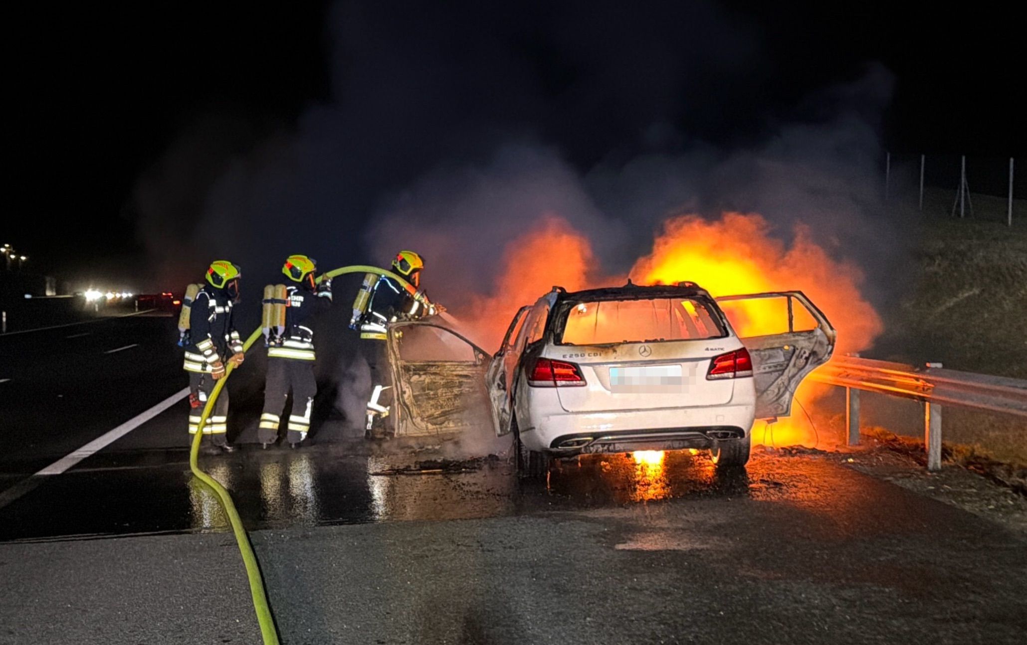 Der Mercedes brannte vollständig aus.