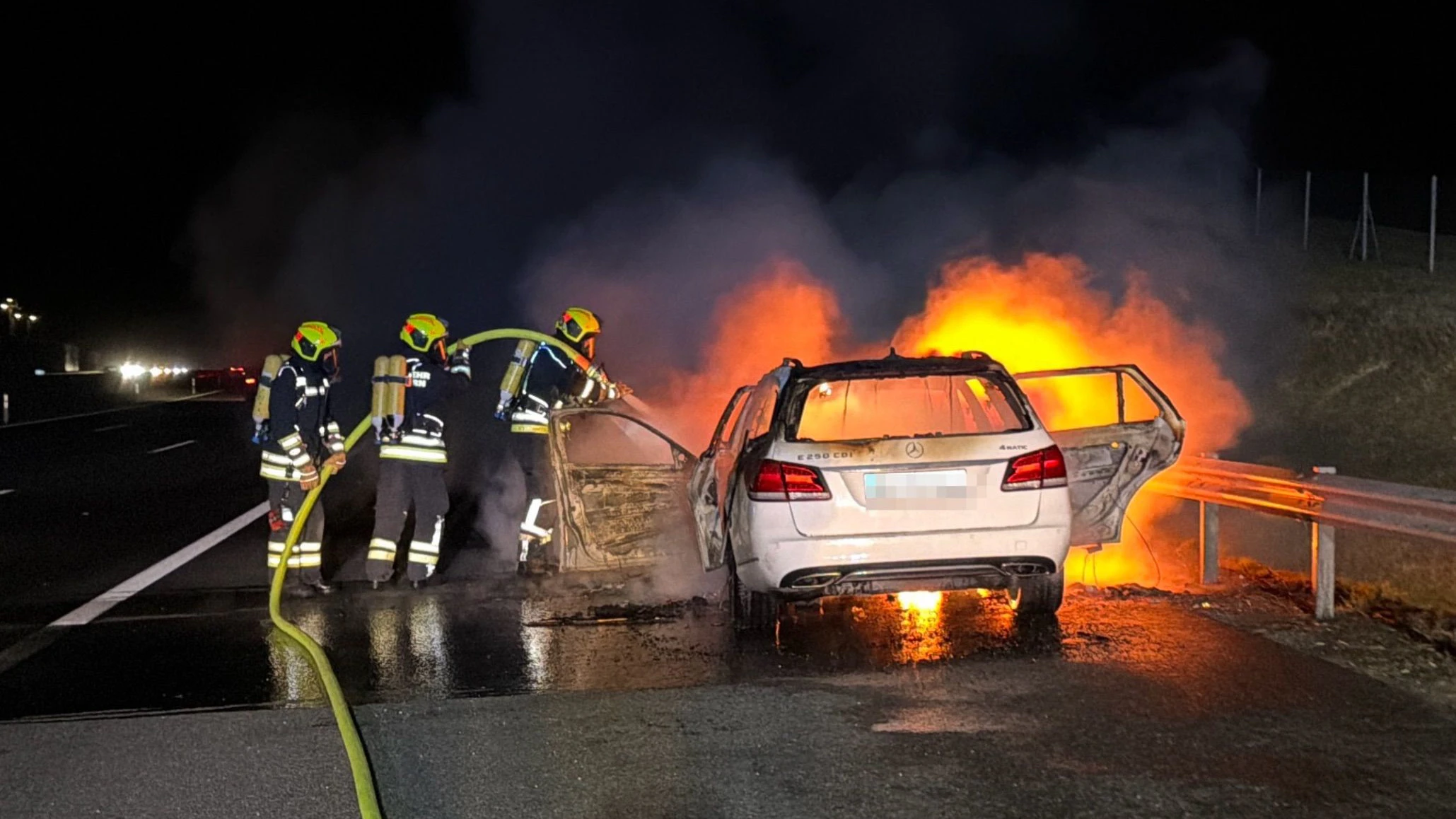 Heute.at - Mercedes geht auf Autobahn plötzlich in Flammen auf