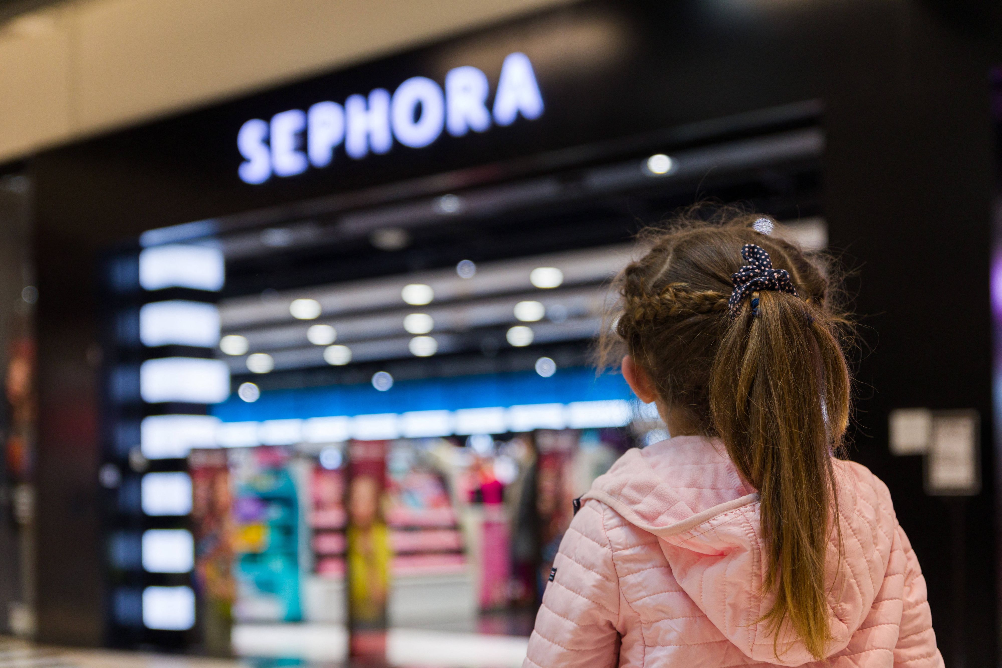 Sollte man Kindern und jungen Teenagern bereits Anti-Aging Produkte verkaufen? Dieser Frage geht gerade eine italienische Behörde nach.