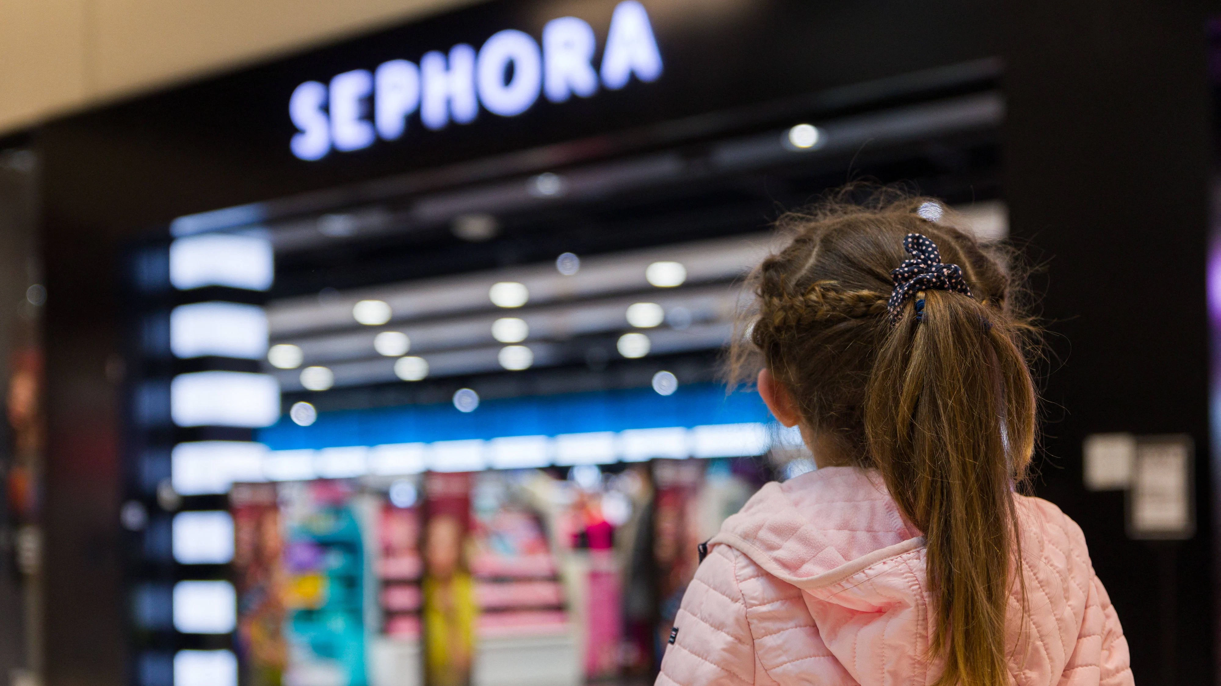 Illustration - Sephora Kids Illustrative photo of Sephora Kids , a new trend of young girls buying cosmetic products, here on the image of Drunk elephant products in a Sephora store. Photo by Yannick Billioux/ABACAPRESS.COM France PUBLICATIONxNOTxINxFRAxESPxUKxUSAxBELxPOL Copyright: xBilliouxxYannick/ABACAx