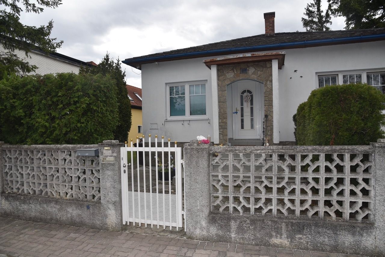 Bluttat in Sooß im Bezirk Baden: Frau (38) tot im Garten aufgefunden