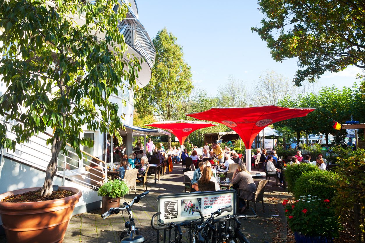 Gäste müssen im Gastgarten auf ihre Umgebung und mögliche Hindernisse achten.