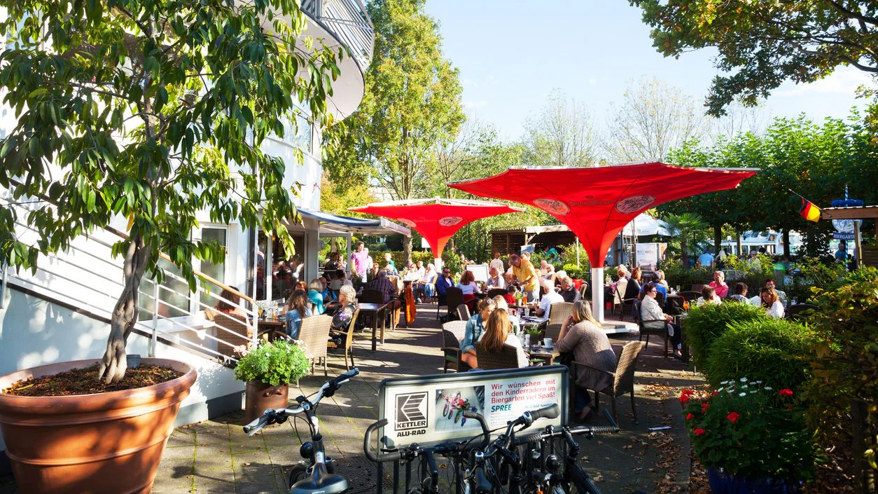 Heute.at - Sturz über Ständer im Schanigarten: Wienerin klagt Wirt