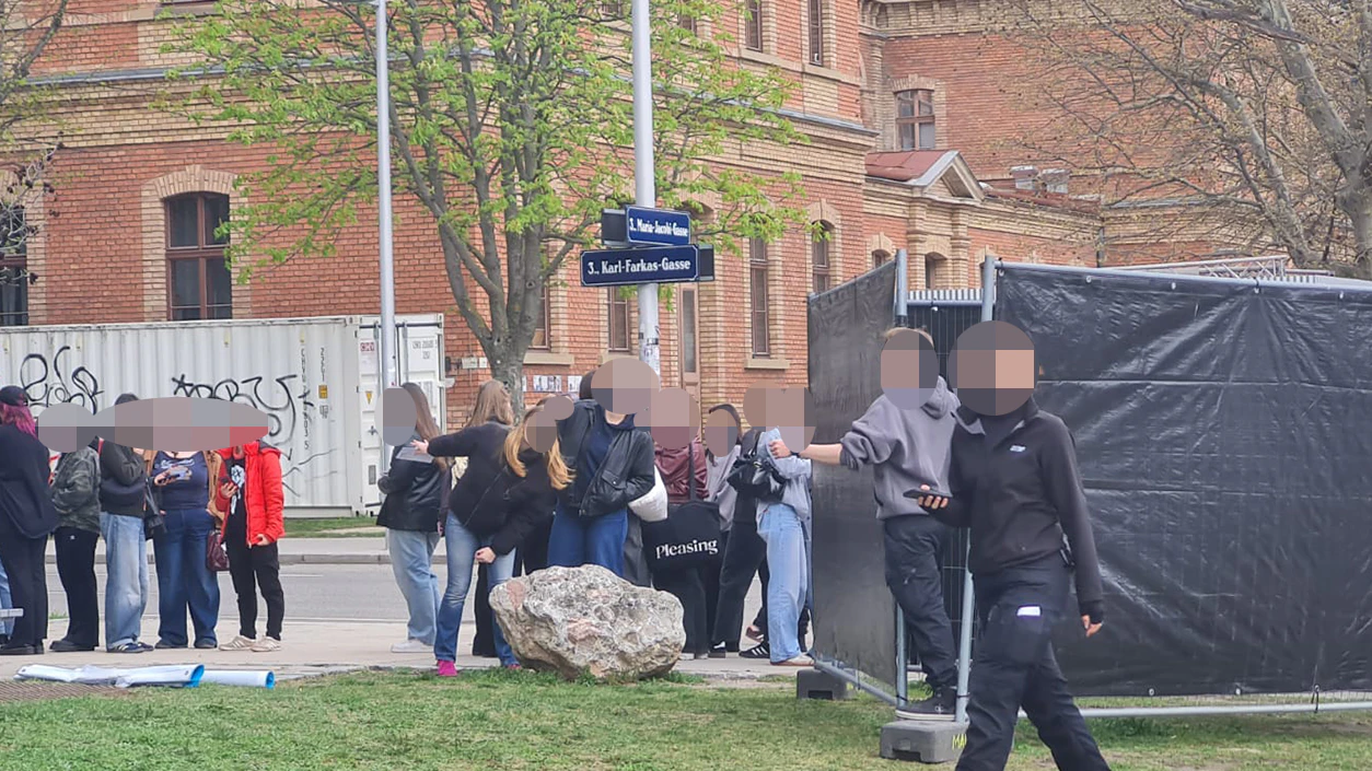 Die Plätze werden zufällig mit Nummern vergeben.