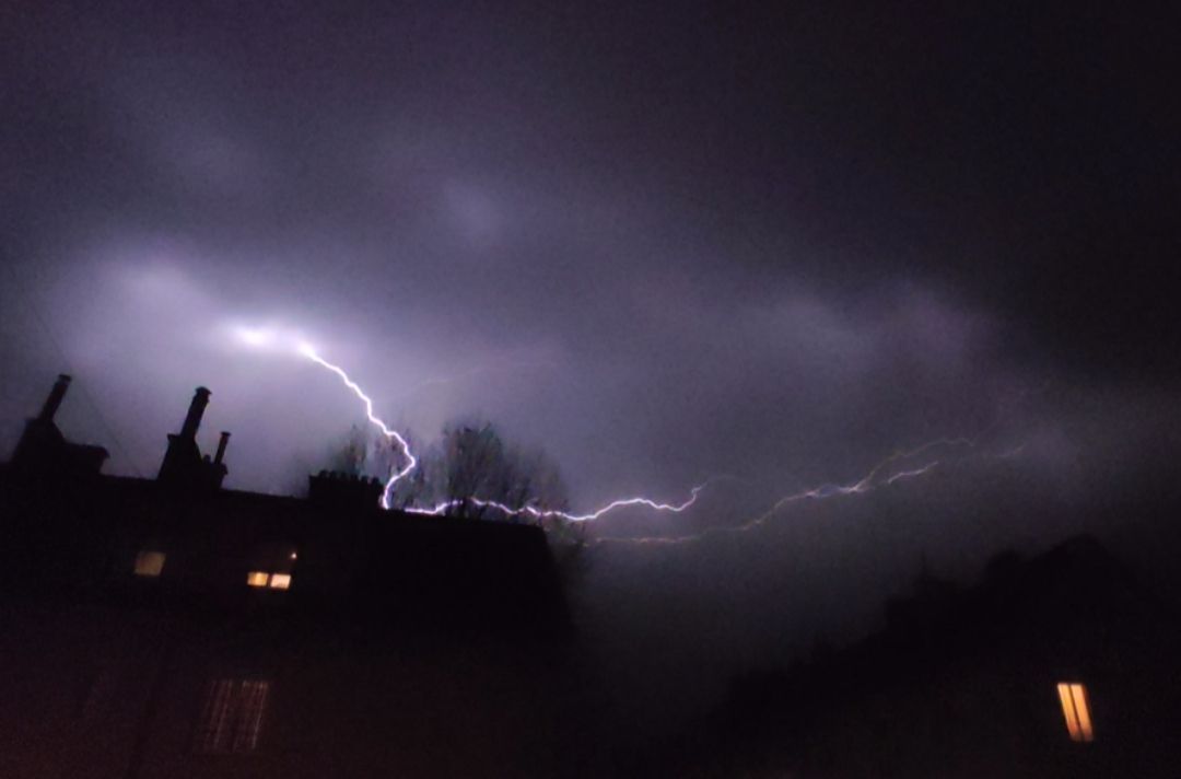 Heute.at - Blitz-Show am Himmel! Spektakuläres Gewitter über Wien