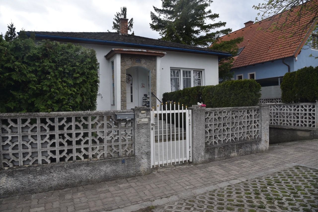 Bluttat in Sooß im Bezirk Baden: Frau (38) tot im Garten aufgefunden.