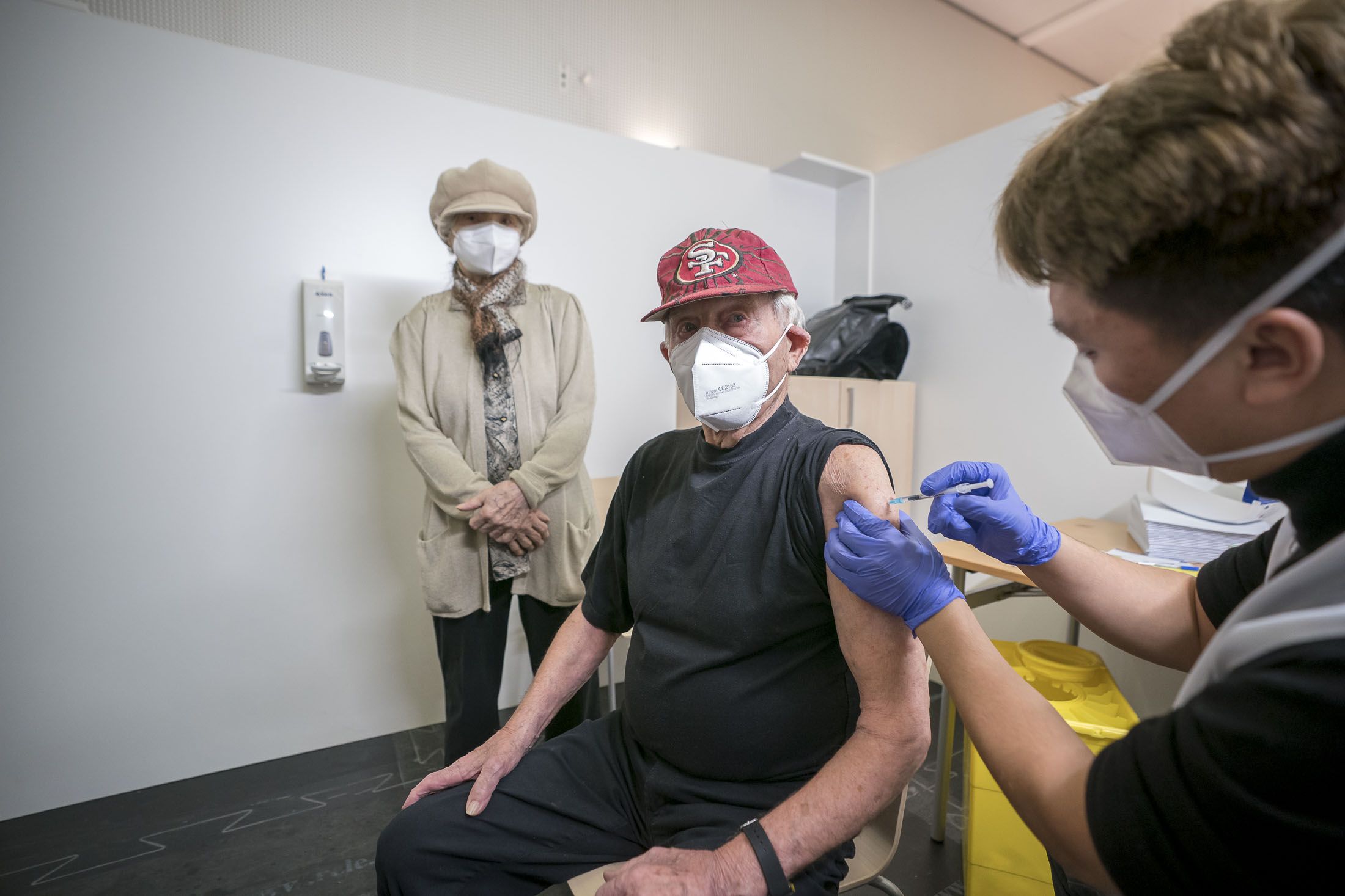 Ein über 90 Jahre altes Ehepaar wurde im Impfzentrum am Schrödingerplatz gegen Covid-19 geimpft. 
