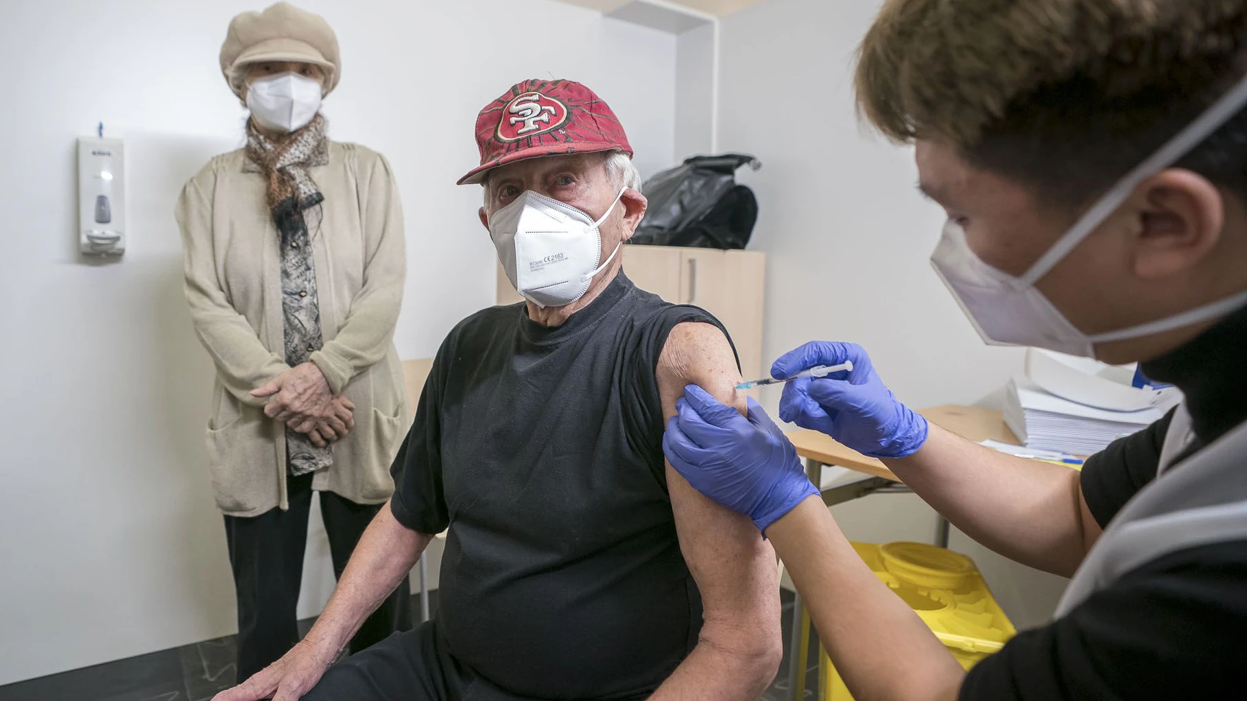 Ein über 90 Jahre altes Ehepaar wurde im Impfzentrum am Schrödingerplatz gegen Covid-19 geimpft. 