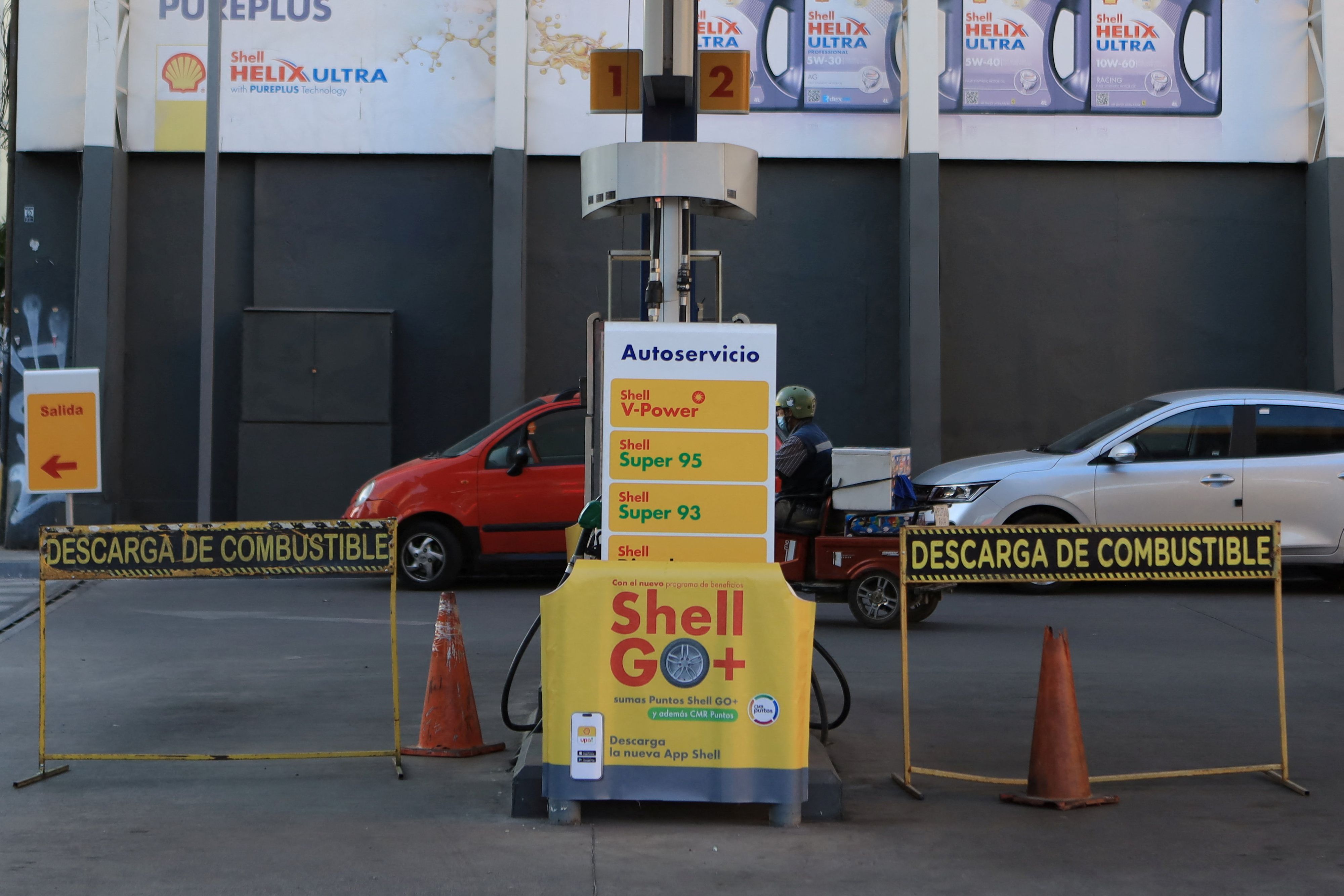 An einer Tankstelle in Santiago de Chile sind die Zapfsäulen wegen Benzinmangels blockiert.