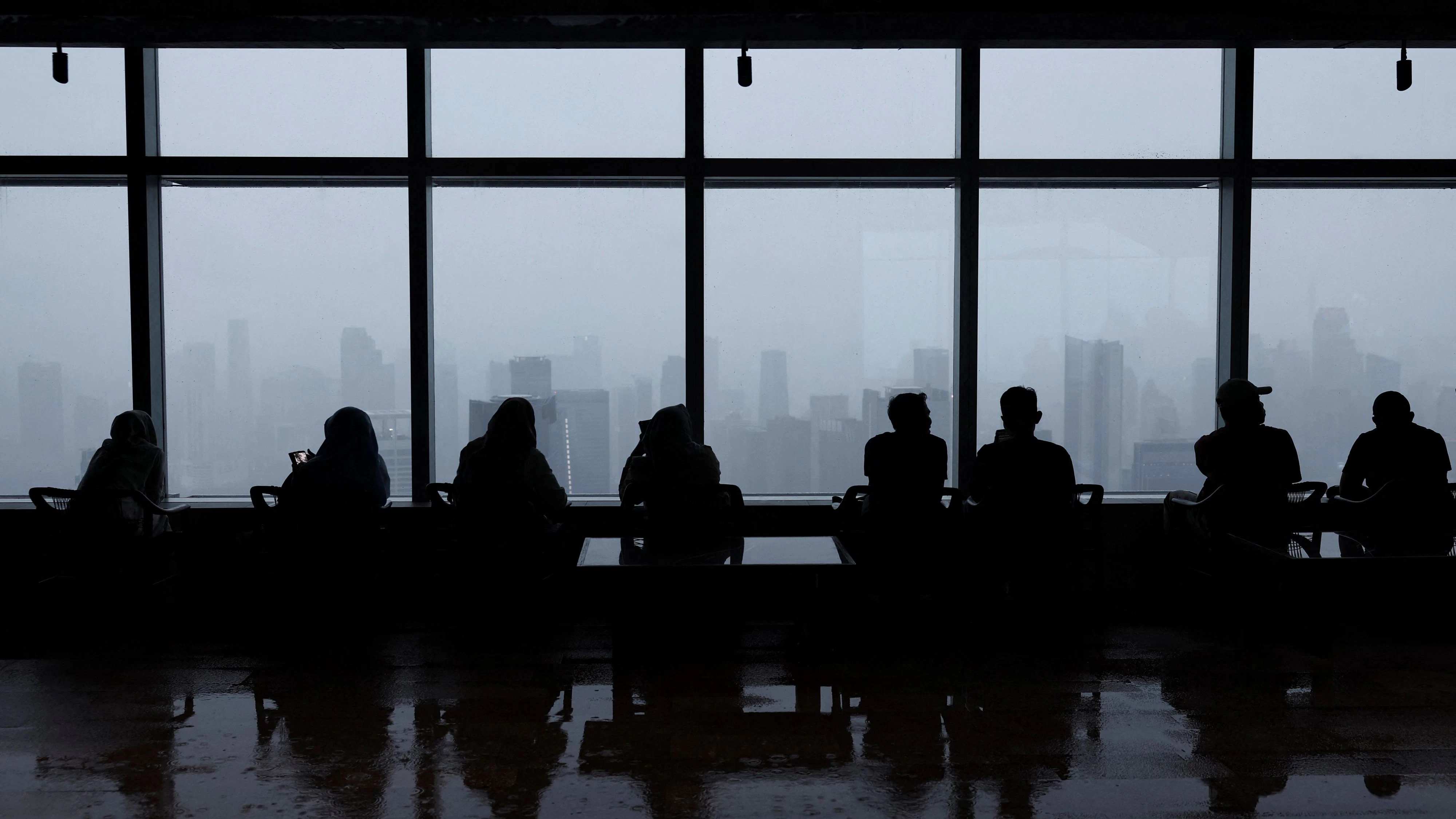 Heute.at - Unwetter in Indonesien! Flughafen-Dach bricht zusammen