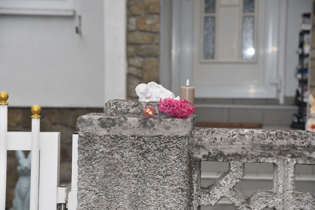 Eine 38-jährige Frau wurde am Ostersonntag tot in ihrem Garten aufgefunden.