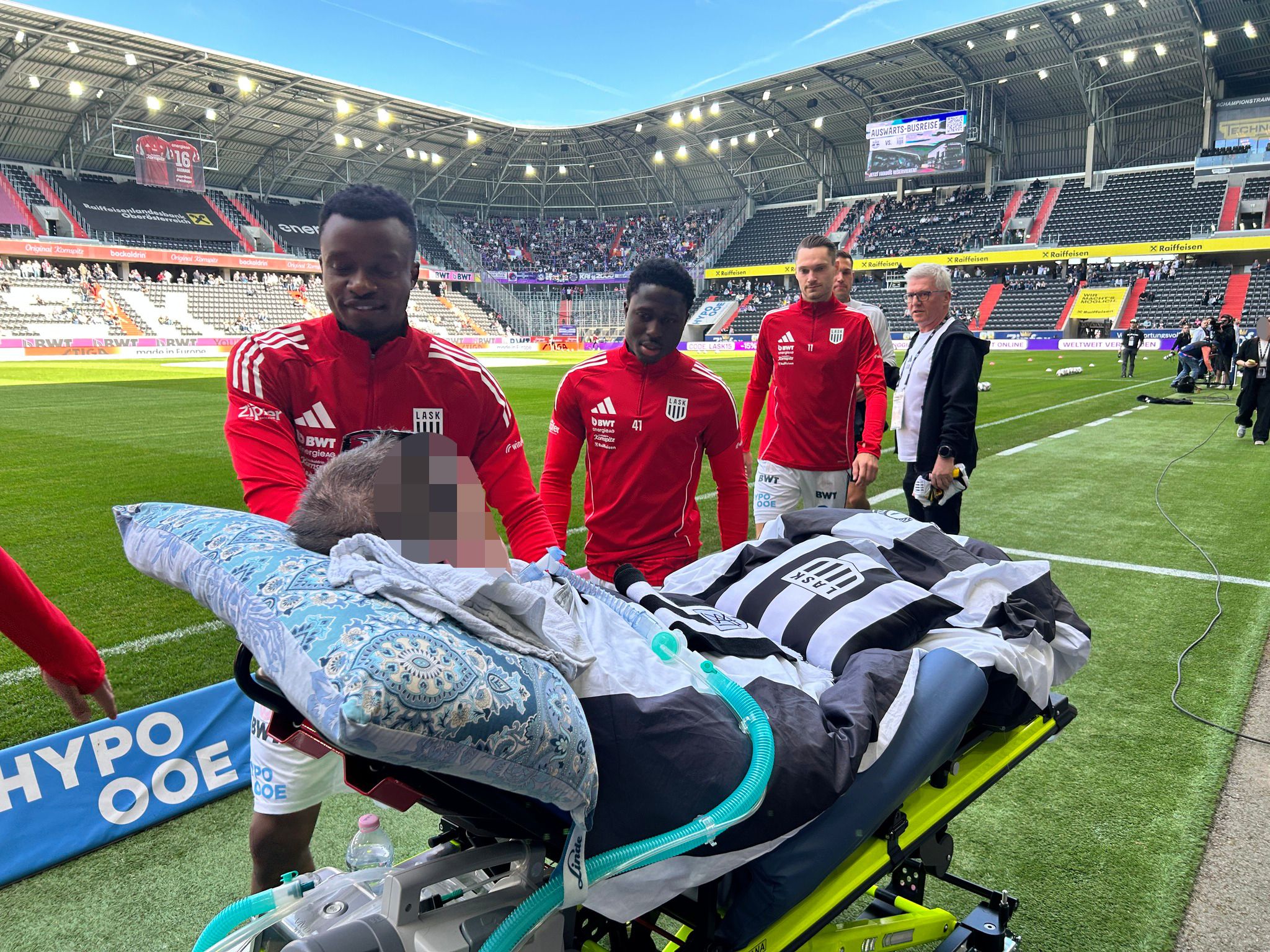 Willkommene Ablenkung: Markus durfte seine Fußballhelden hautnah erleben.