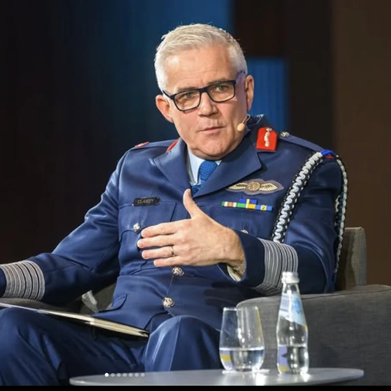 Bis 2027 soll ein "militärisches Schengen" für Truppen-Transporte geschaffen werden. Und eine Schnell-Einsatzgruppe mit 5.000 Mann soll kommen. Ein Economist-Interview mit General Sean Clancy, dem ranghöchsten Militärbefehlshaber der EU.