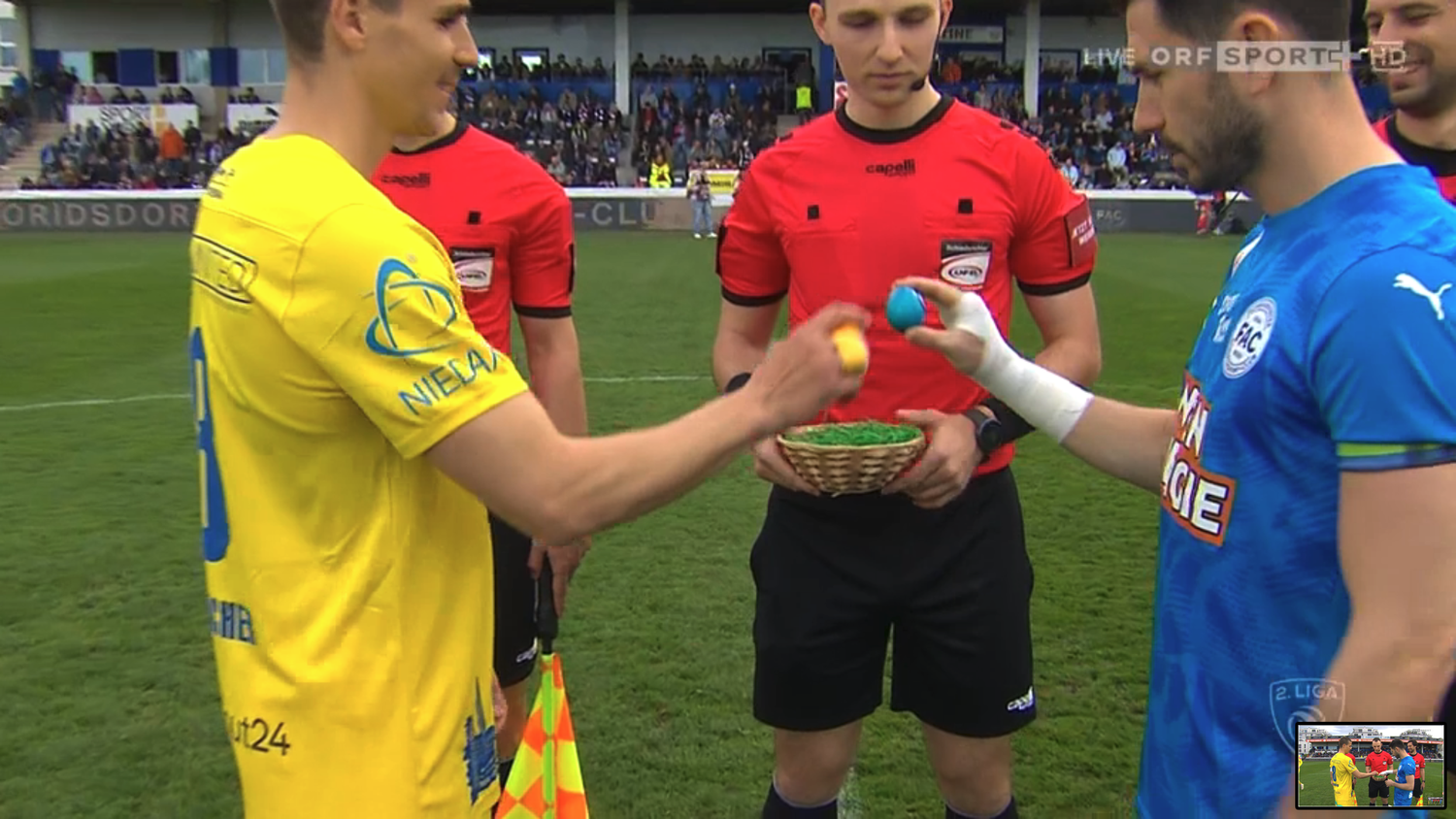 Bernhard Luxbacher (Vienna, l.) und Lan Piskule (FAC) beim Eierpecken vor dem Anpfiff.