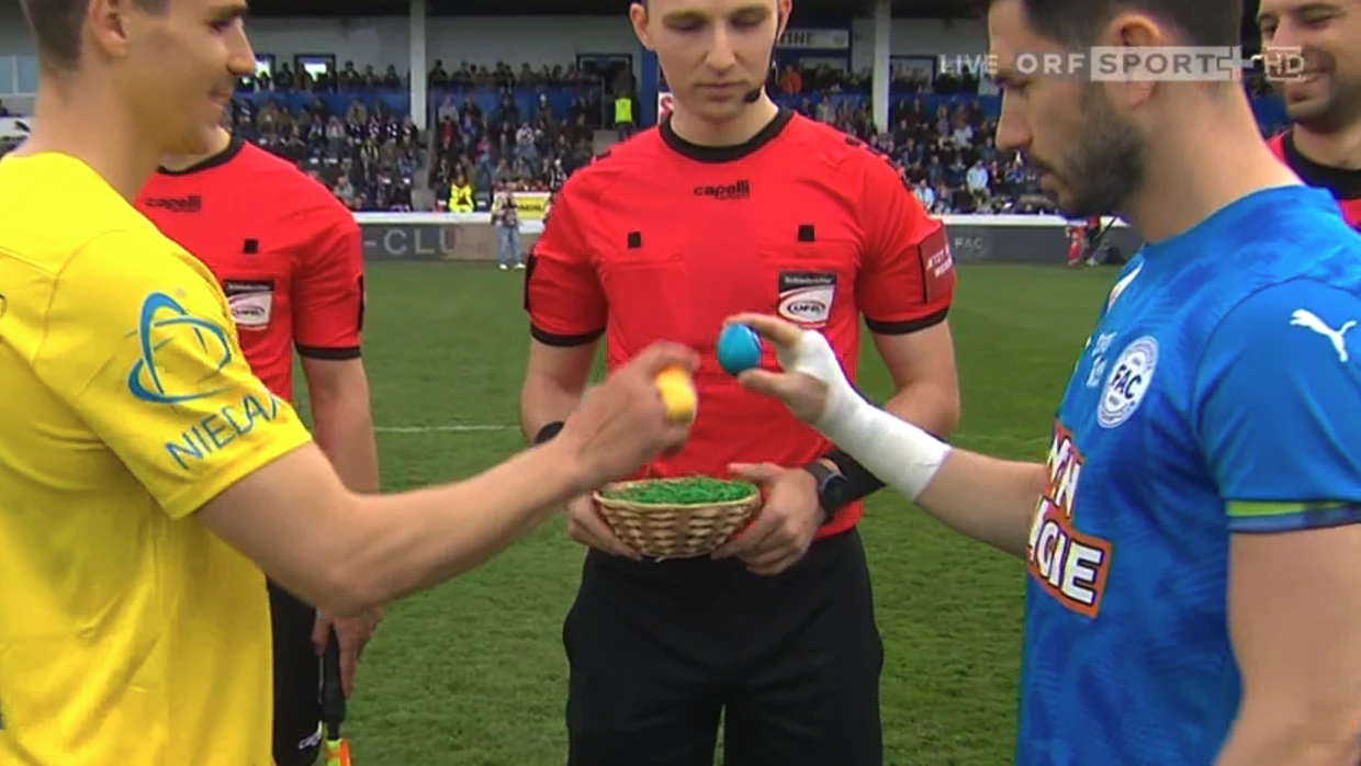 Bernhard Luxbacher (Vienna, l.) und Lan Piskule (FAC) beim Eierpecken vor dem Anpfiff.