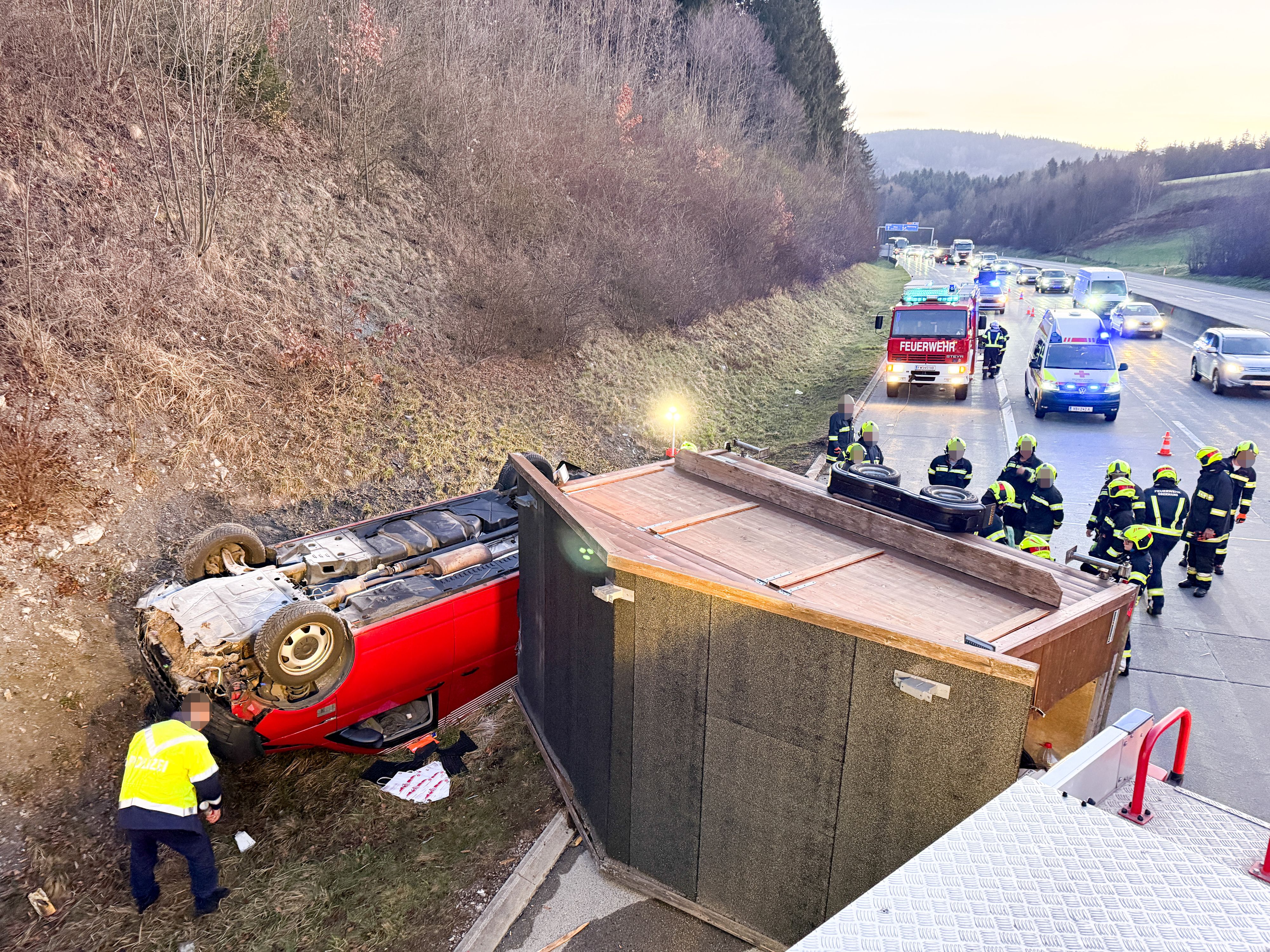 Auch der Jausenanhänger kippte um – die Feuerwehr musste das Gespann mit Seilwinde wieder aufstellen.