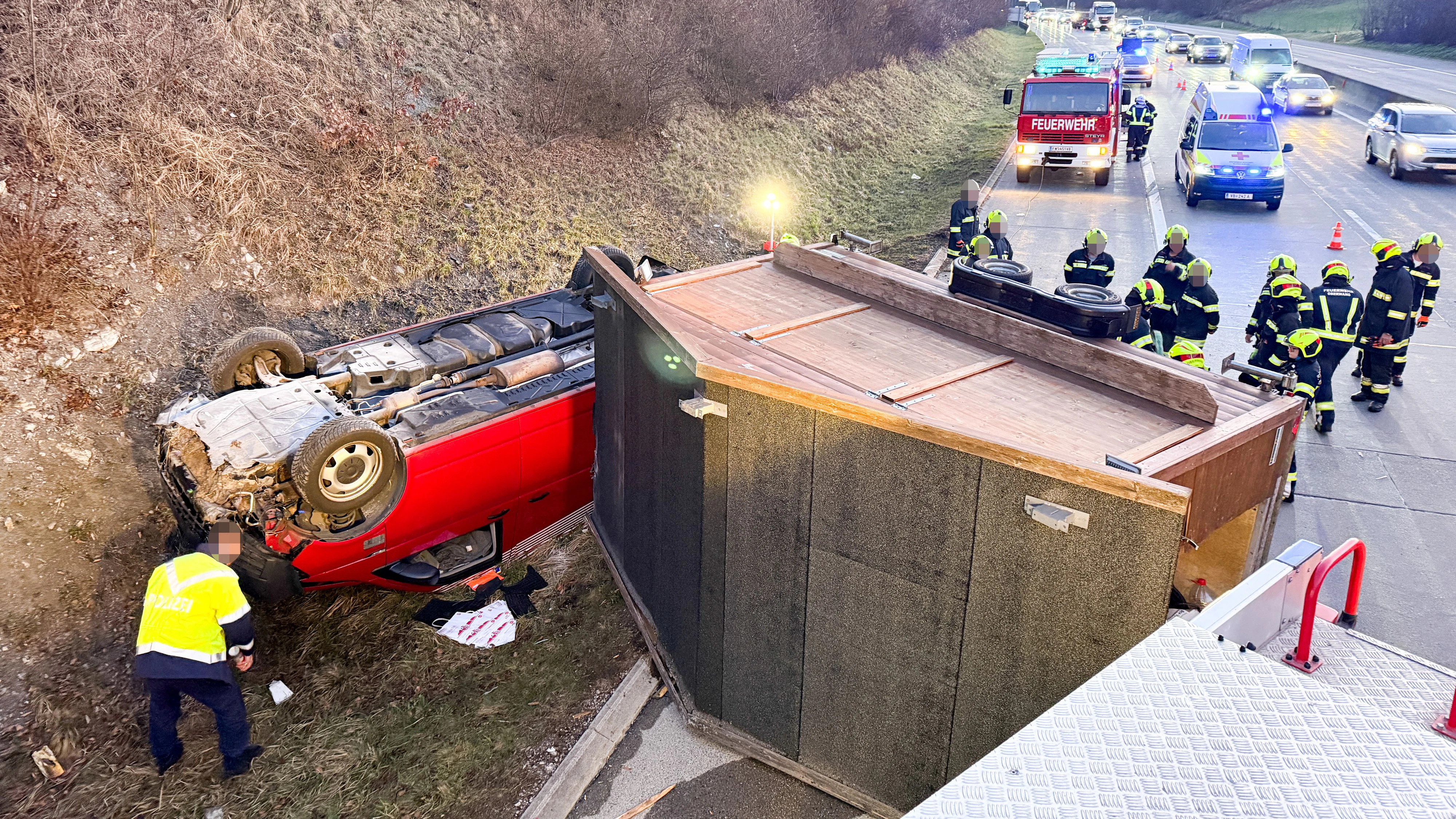 Heute.at - Wilder Crash auf A1: Bus überschlägt sich samt Anhänger