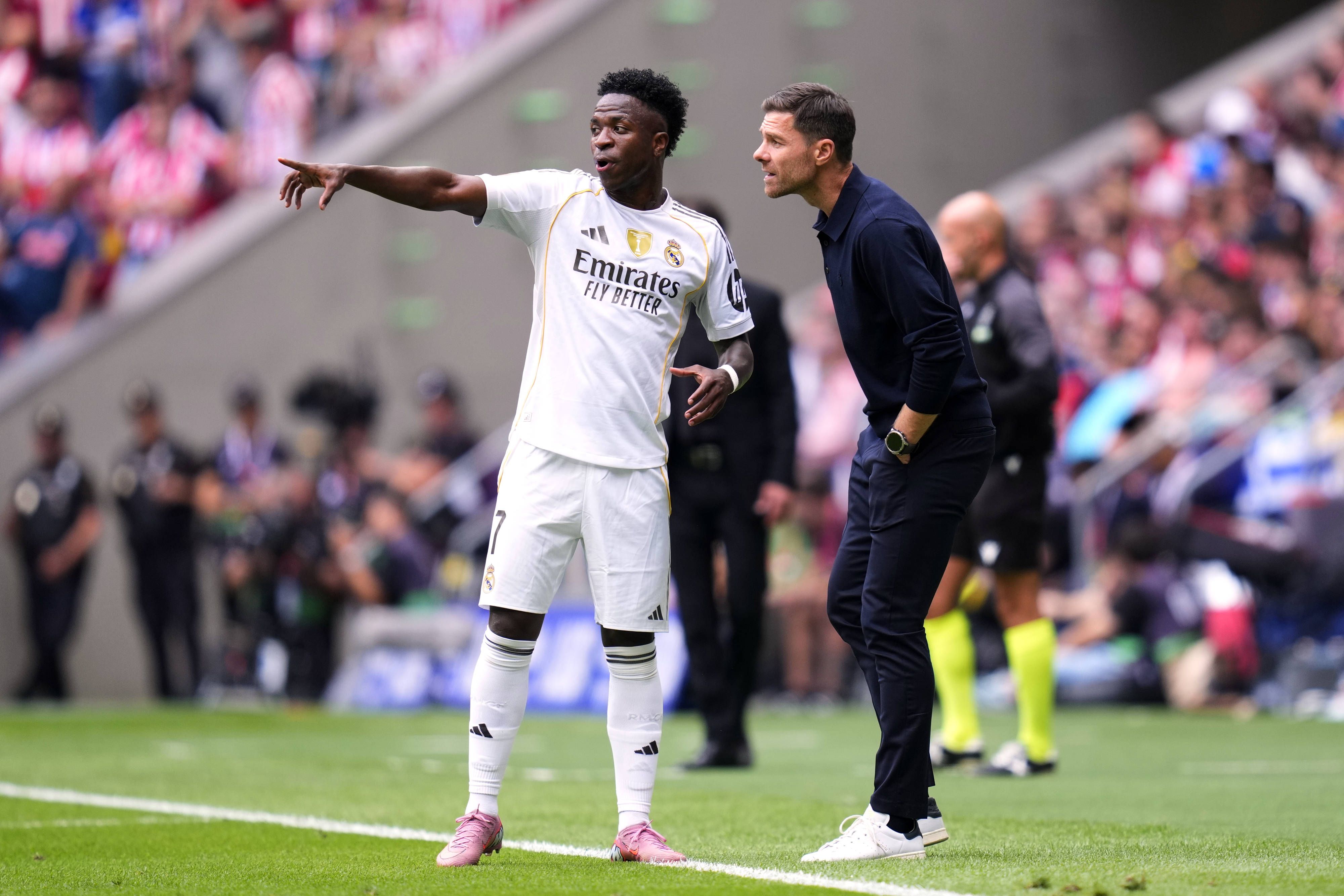Vinicius und Xabi Alonso.