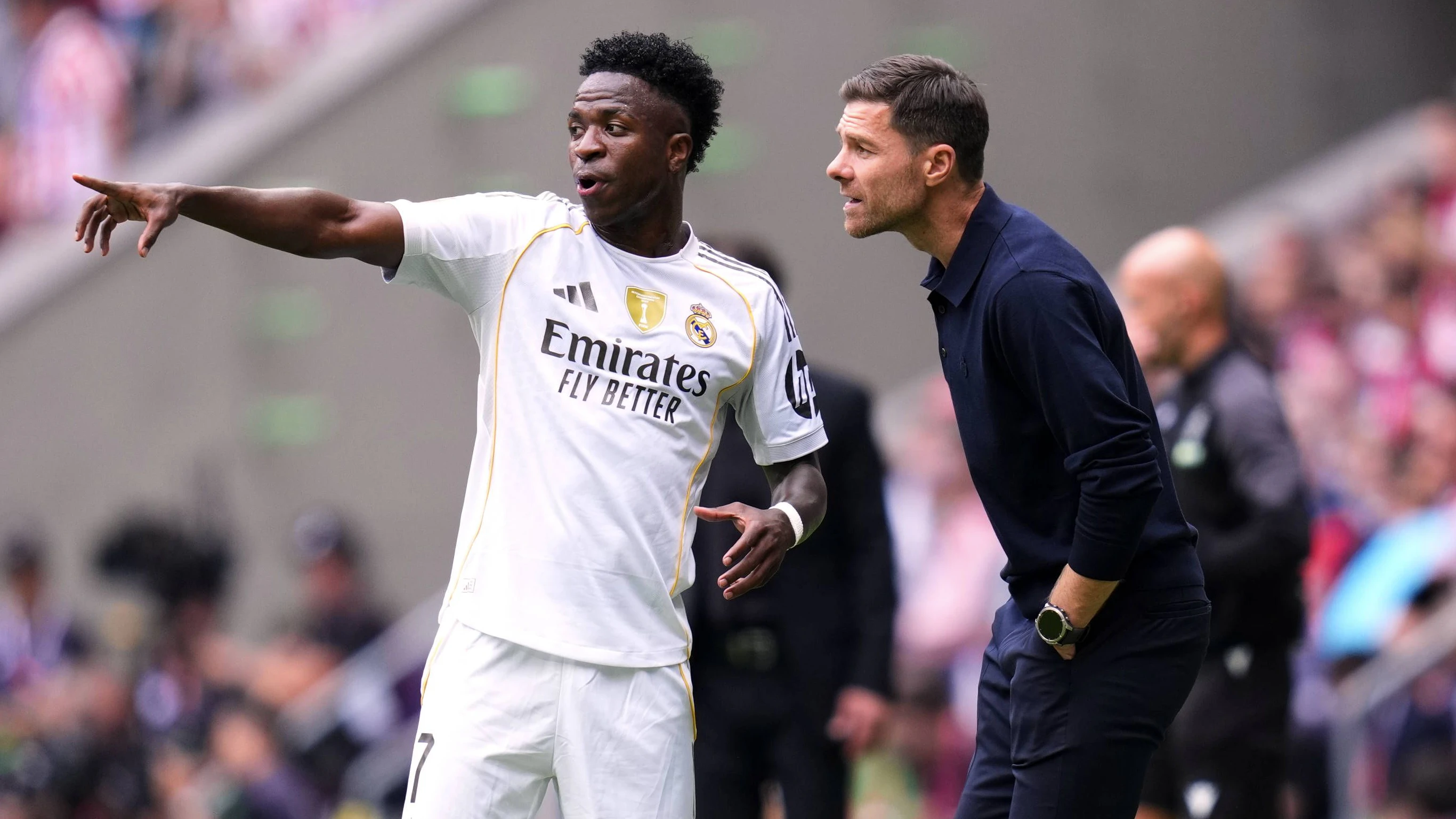 ESP: Atletico de Madrid - Real Madrid CF La Liga EA Sports. Date 7 Xabi Alonso head coach of Real Madrid CF and Vinicius Junior of Real Madrid CF during the La Liga EA Sports match between Atletico de Madrid and Real Madrid CF played at Riyadh Metropolitano Stadium on September 27, 2025 in Madrid. kpng Copyright: xCesarxCebollax/xPRESSINx PS_240927_ATM_RMA_2526_220