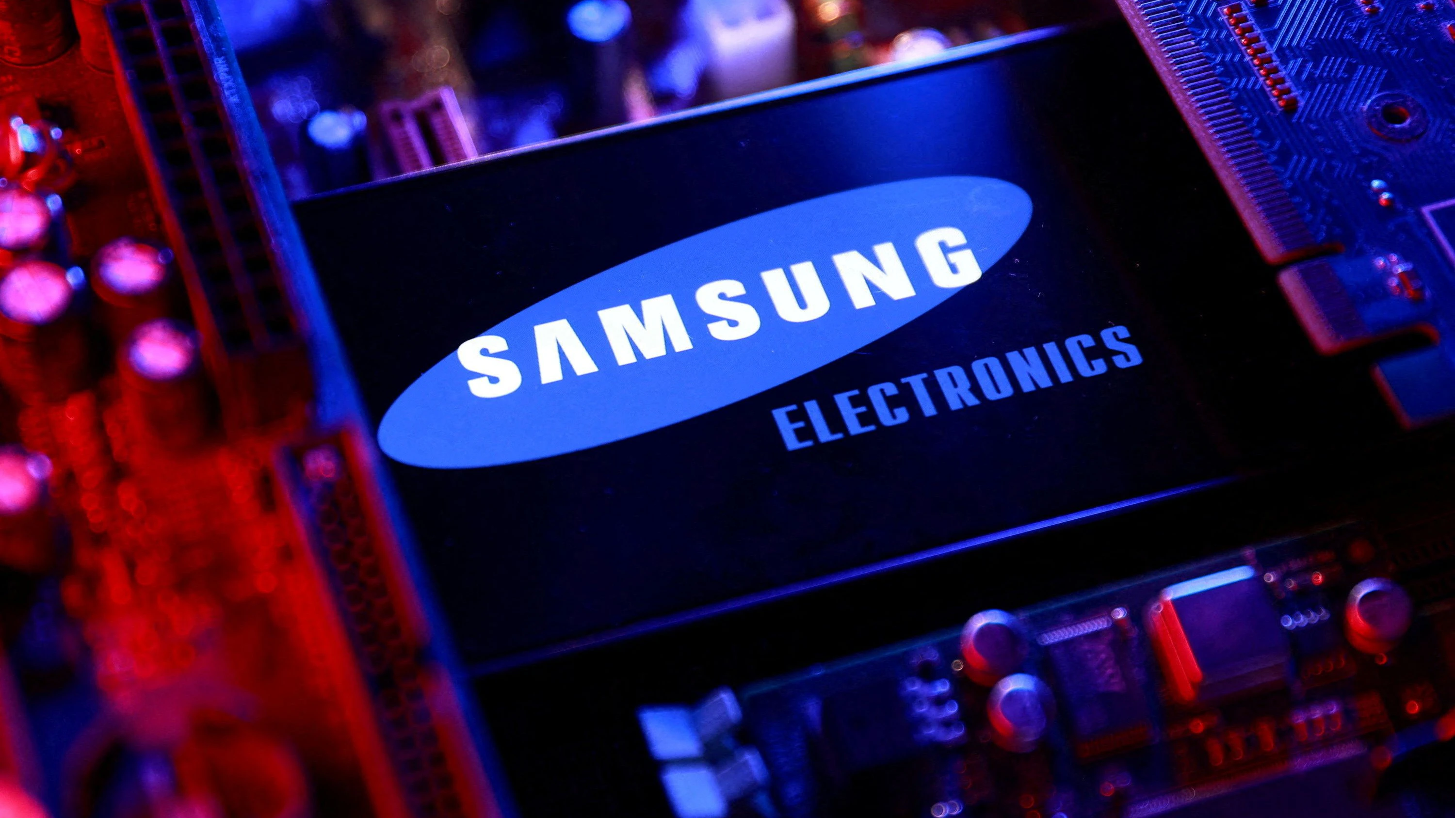 FILE PHOTO: A Samsung Electronics logo and a computer motherboard appear in this illustration taken August 25, 2025. REUTERS/Dado Ruvic/Illustration/File Photo