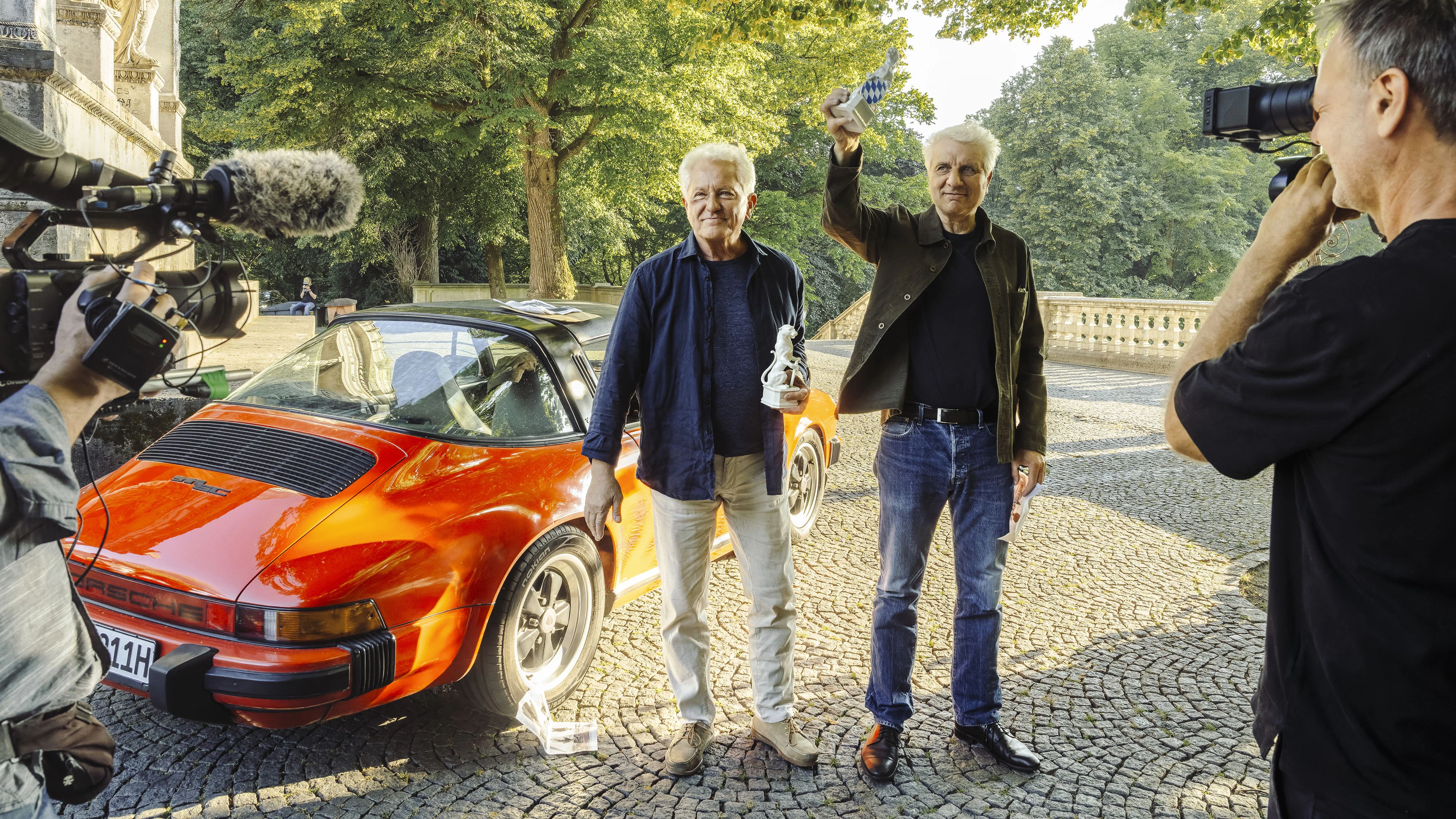 BAYERISCHER RUNDFUNK Tatort: Unvergänglich - Teil 2 - Making Of Von links: Miroslav Nemec (Rolle: Kriminalhauptkommissar Ivo Batic) und Udo Wachtveitl (Rolle. Kriminalhauptkommissar Franz Leitmayr) bei den Dreharbeiten. © BR/NEUESUPER GmbH/Hendrik Heiden, honorarfrei - Verwendung gemäß der AGB im engen inhaltlichen, redaktionellen Zusammenhang mit genannter BR-Sendung und bei Nennung "Bild: BR/NEUESUPER GmbH/Hendrik Heiden" (S2). BR/Bildmanagement, Tel: 089/5900-33133, Fax: -10585, Bildmanagement@br.de, www.br-foto.de