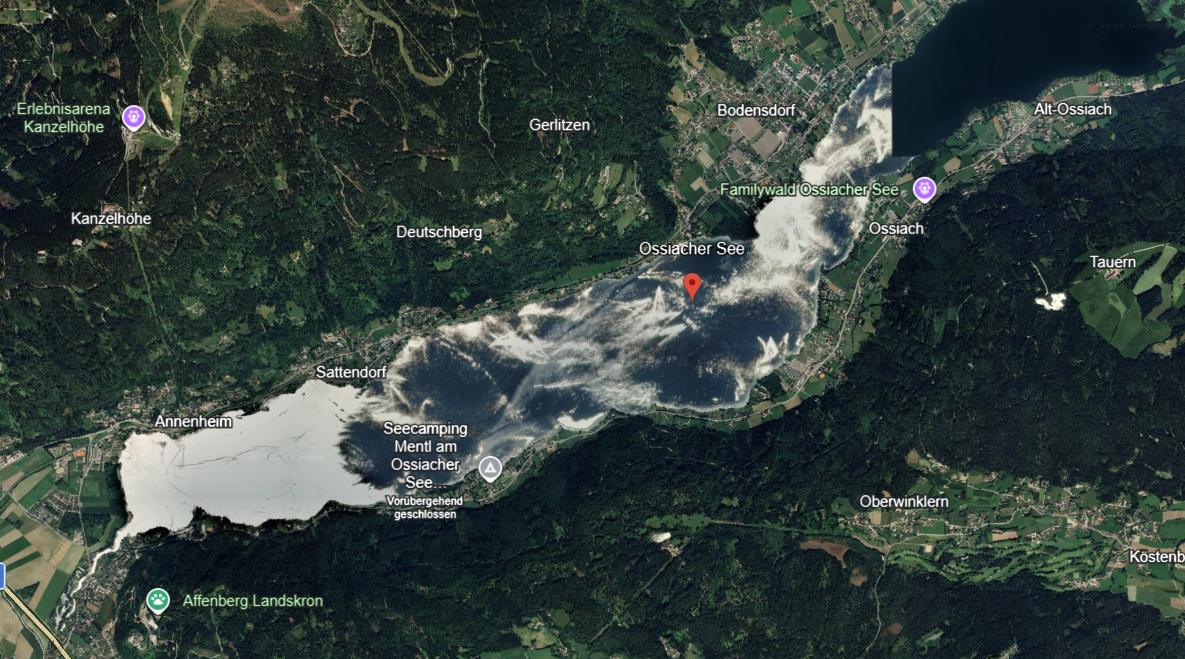 Der Ossiacher Sees erscheint auf Satellitenbildern grau – als ob er mit Eis bedeckt wäre.