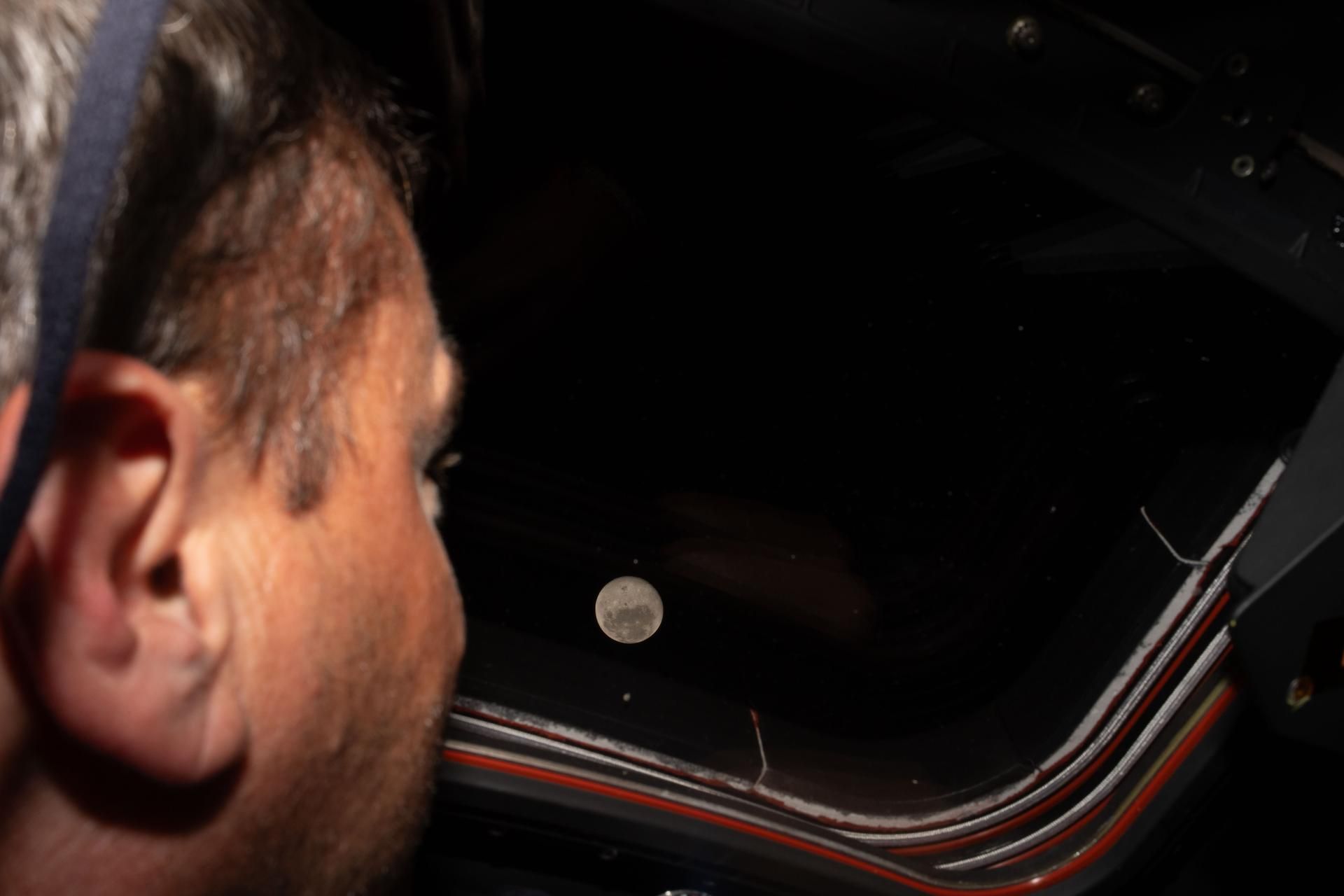 Artemis-II-Astronaut Reid Wiseman schaut auf den Mond, wo ein Krater den Namen seiner verstorbenen Ehefrau trägt.